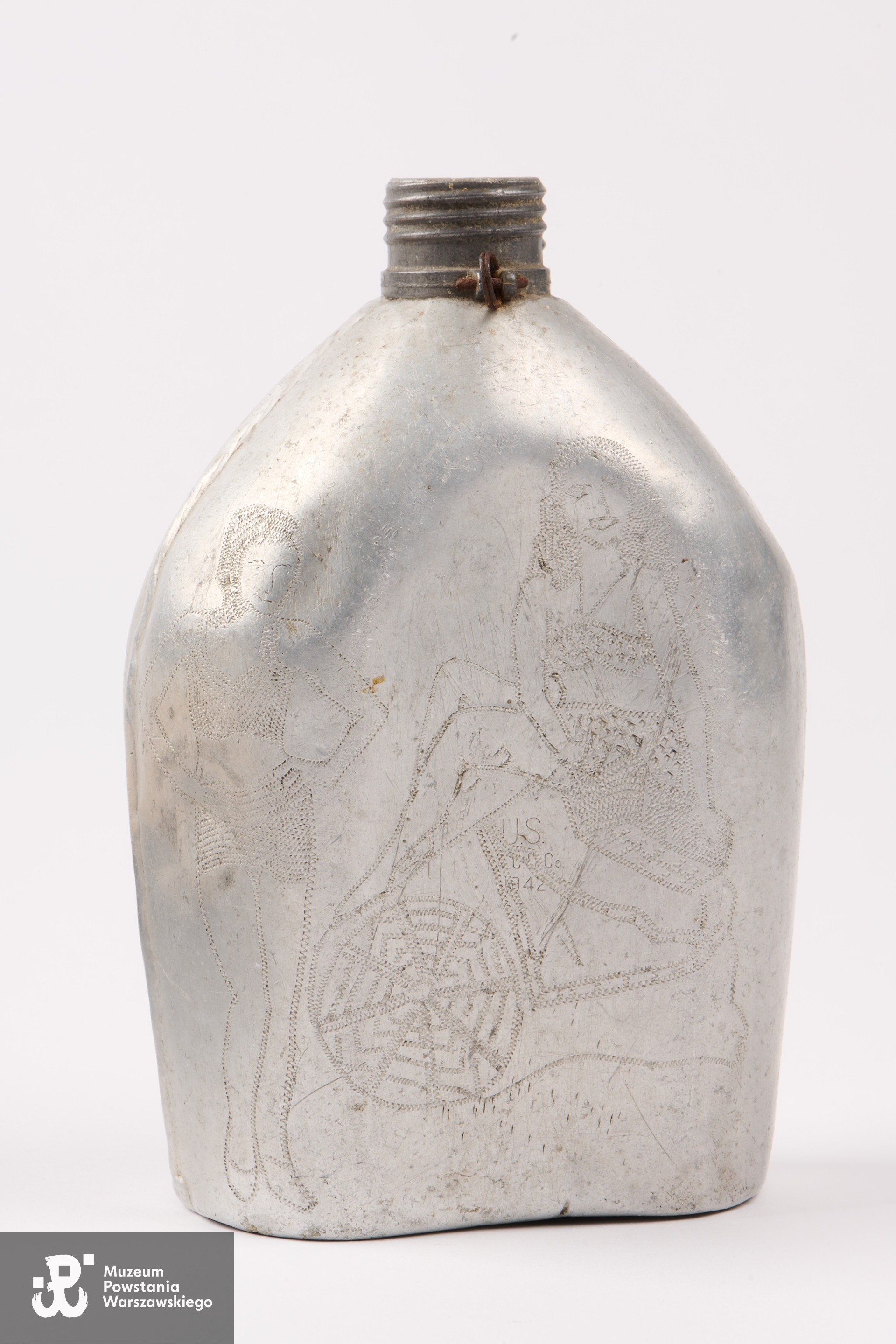 Manierka należąca do Stanisława Szydłowskiego, ozdobiona przez niego przedstawieniami młodych kobiet bawiących się na plaży. 