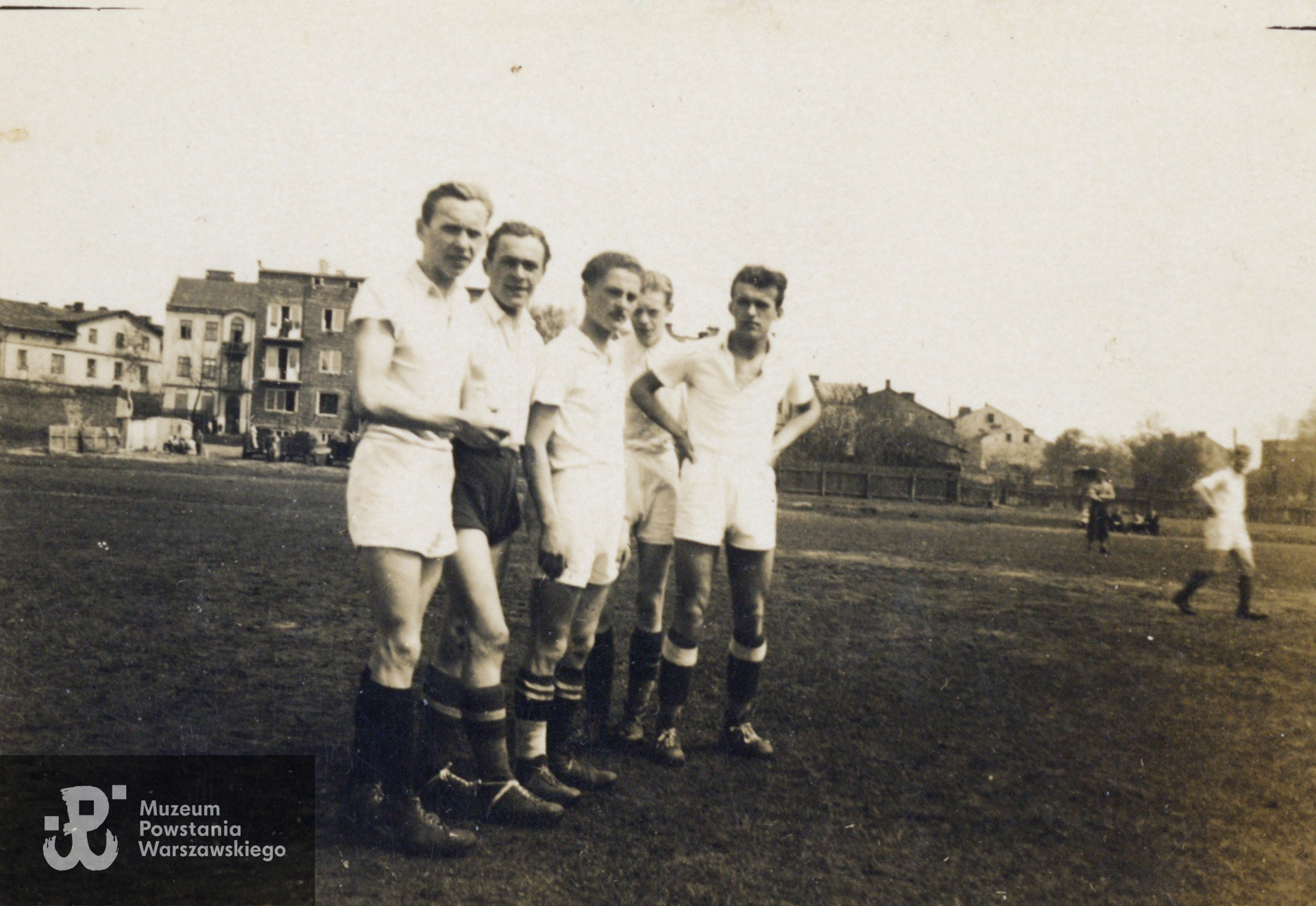 Pruszków, gra w piłkę nożną. Tadeusz Chomentowski z tyłu, czwarty od lewej. Fot. ze zbiorów rodzinnych p. Elżbiety Kozikowskiej z d. Chomentowskiej, córki Powstańca. Skany wykonano w Muzeum Powstania Warszawskiego, 05/2023