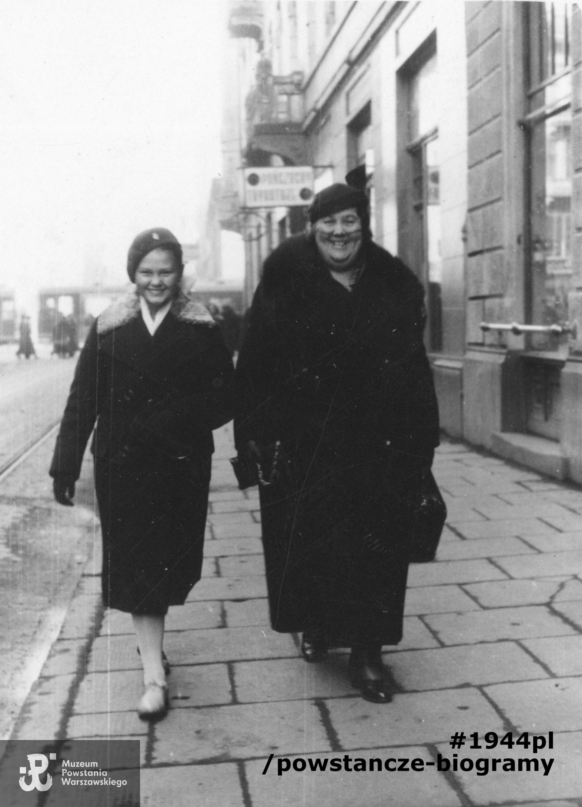 Alina Deręgowska, jako uczennica,  z matką Zofią Deręgowską. Zdjęcie wykonane w Warszawie, podczas okupacji. Fot. ze zbiorów  rodzinnych, udostępniła p. Agnieszka Nagalska z domu Riedel