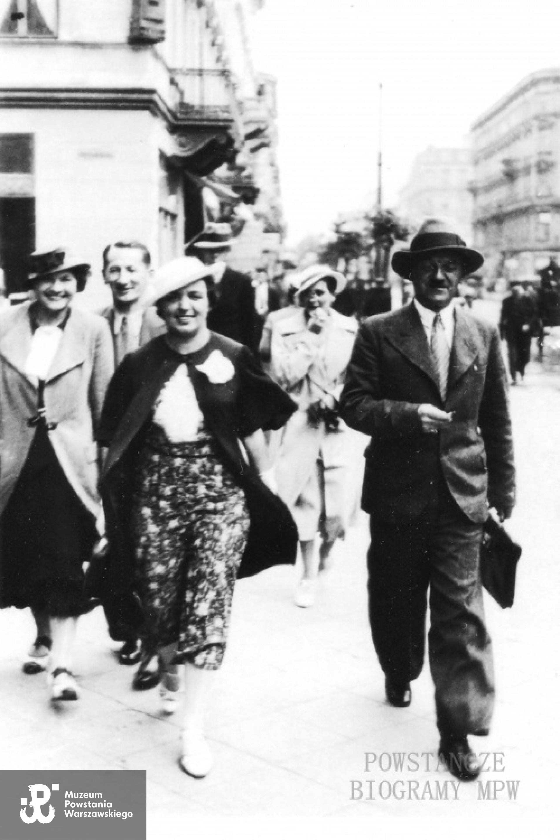 Fotografia wykonana w latach 30-tych XX w. w okolicach Monopolu Tytoniowego  - pierwszy z prawej Ryszard Szczepański. Fot. z archiwum rodzinnego