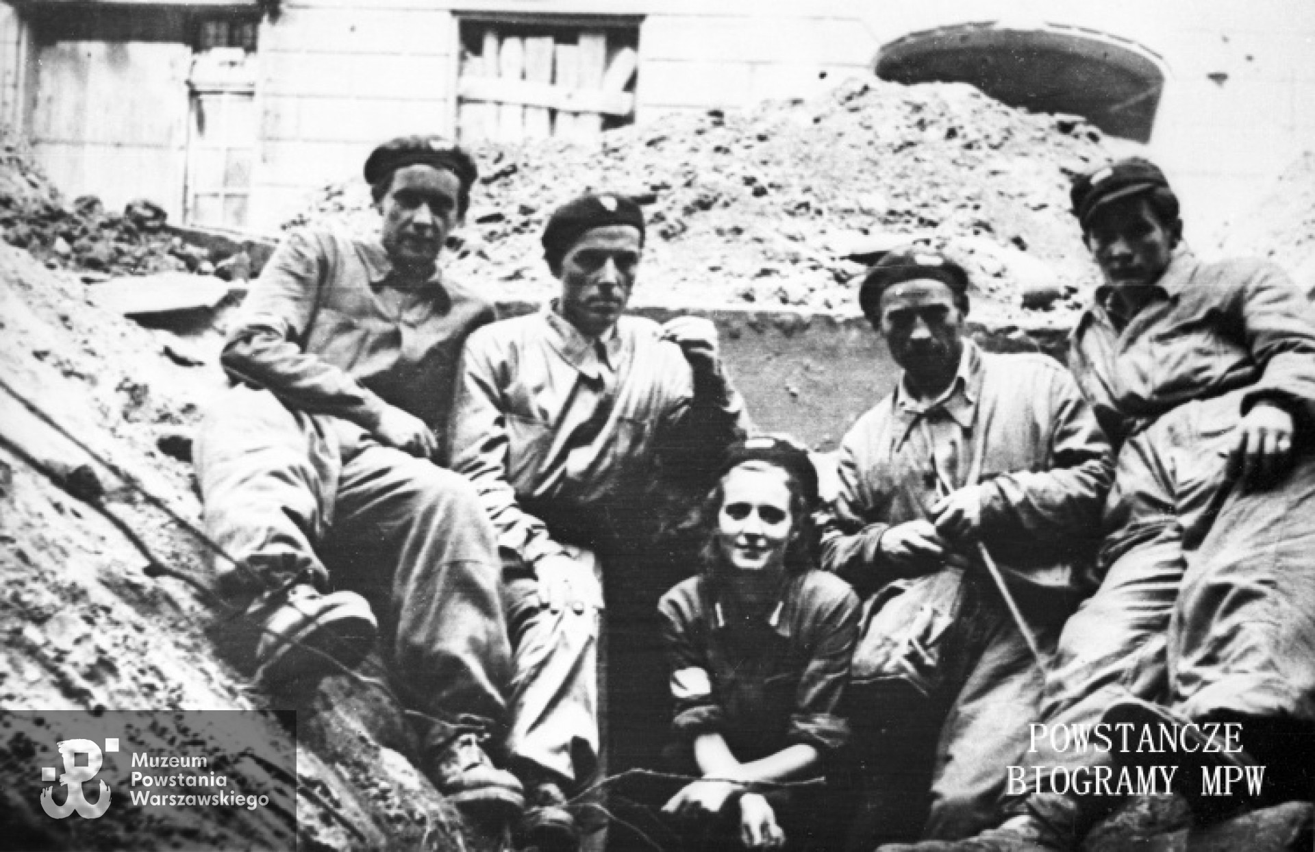 Fotografia  z okresu Powstania Warszawskiego autorstwa Tadeusza Bonclera: Grupa powstańców w przekopie przez ulicę Noakowskiego do Politechniki. Ze zbiorów Muzeum Powstania Warszawskiego, sygn. MPW-IN/4525