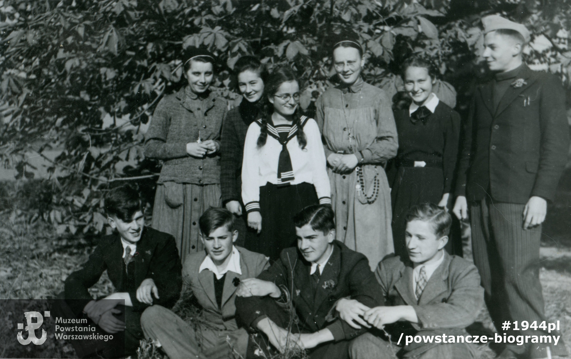 Tajne komplety. Stoją od lewej: siostra Urszula Górska, (?), Hanna Pacułt, s.(?) Niewiarowska, Krystyna Orłowska, Jerzy Stefaniak (brat Jana); siedzą od lewej: Czesław Chruściński „Sęp”, Zbigniew Złotnicki „Ketling”, Jan Stefaniak „Kur”, Lech Sedlaczek „Hak”. Fot. z archiwum rodzinnego p. Lecha Sedlaczka ps. Hak