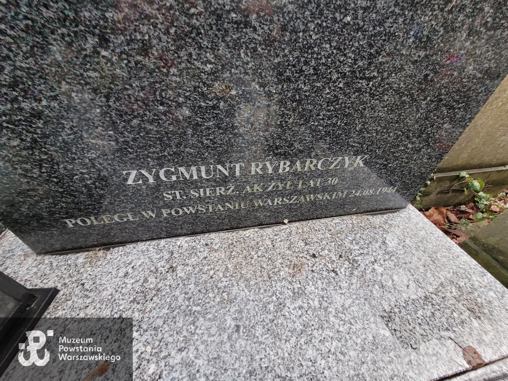 Inskrypcja nagrobna Zygmunta na nowym pomniku  - Powązki Wojskowe, kwatera B-22, rząd 7, grób 10. Fot. Remigiusz Stefani (2022)