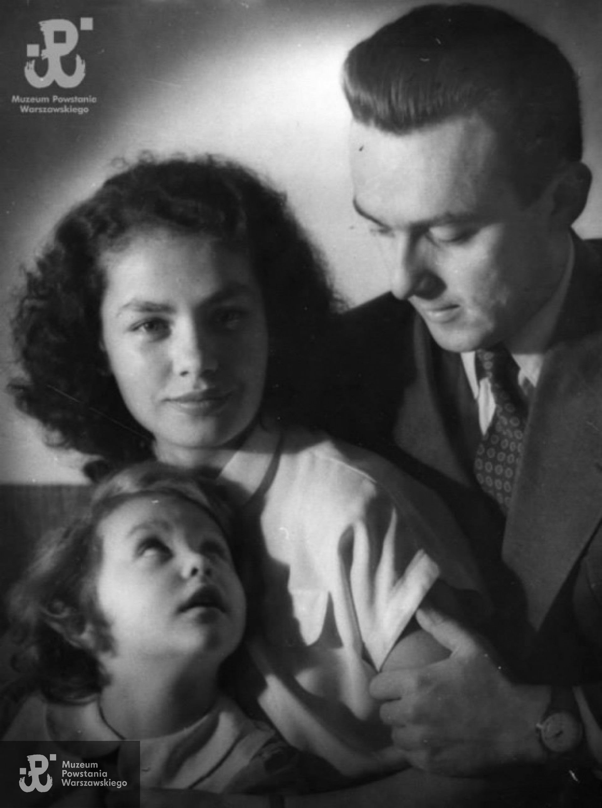 Okres powojenny. Warszawa, 1952. Olgierd Budrewicz z żoną Hanną i córką Ewą. Fot. NN / MPW