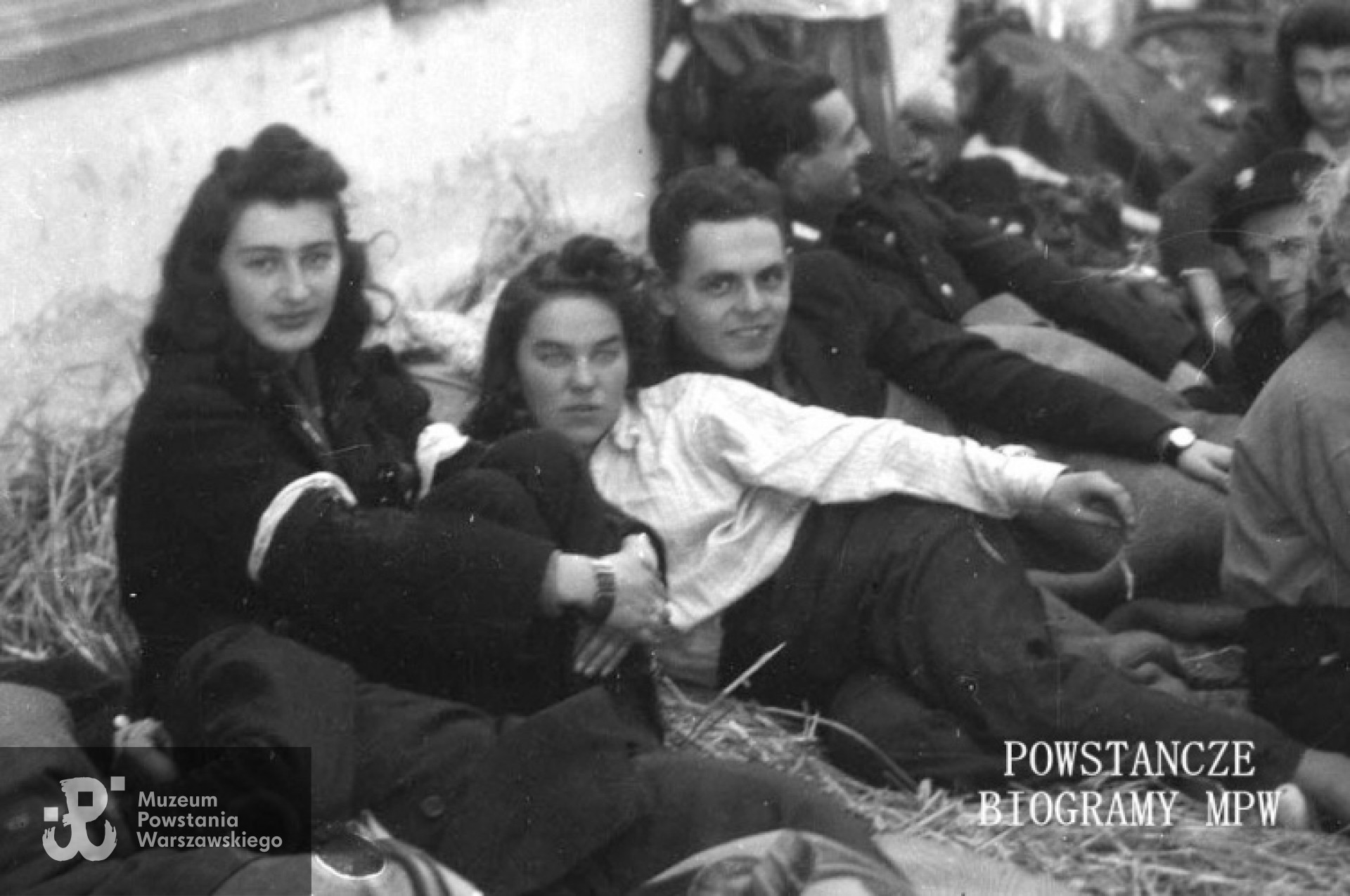 Powiększony fragment poprzedniej fotografii - siedzą od lewej: Wanda Redek ps. Czarna Basia, Maria Lecewicz ps.Myszka, pchor. "Krzeczkowski" Zbigniew Jarkiewicz. Fot. ze zbiorów Muzeum Powstania Warszawskiego, sygn. MPW-IN/4190