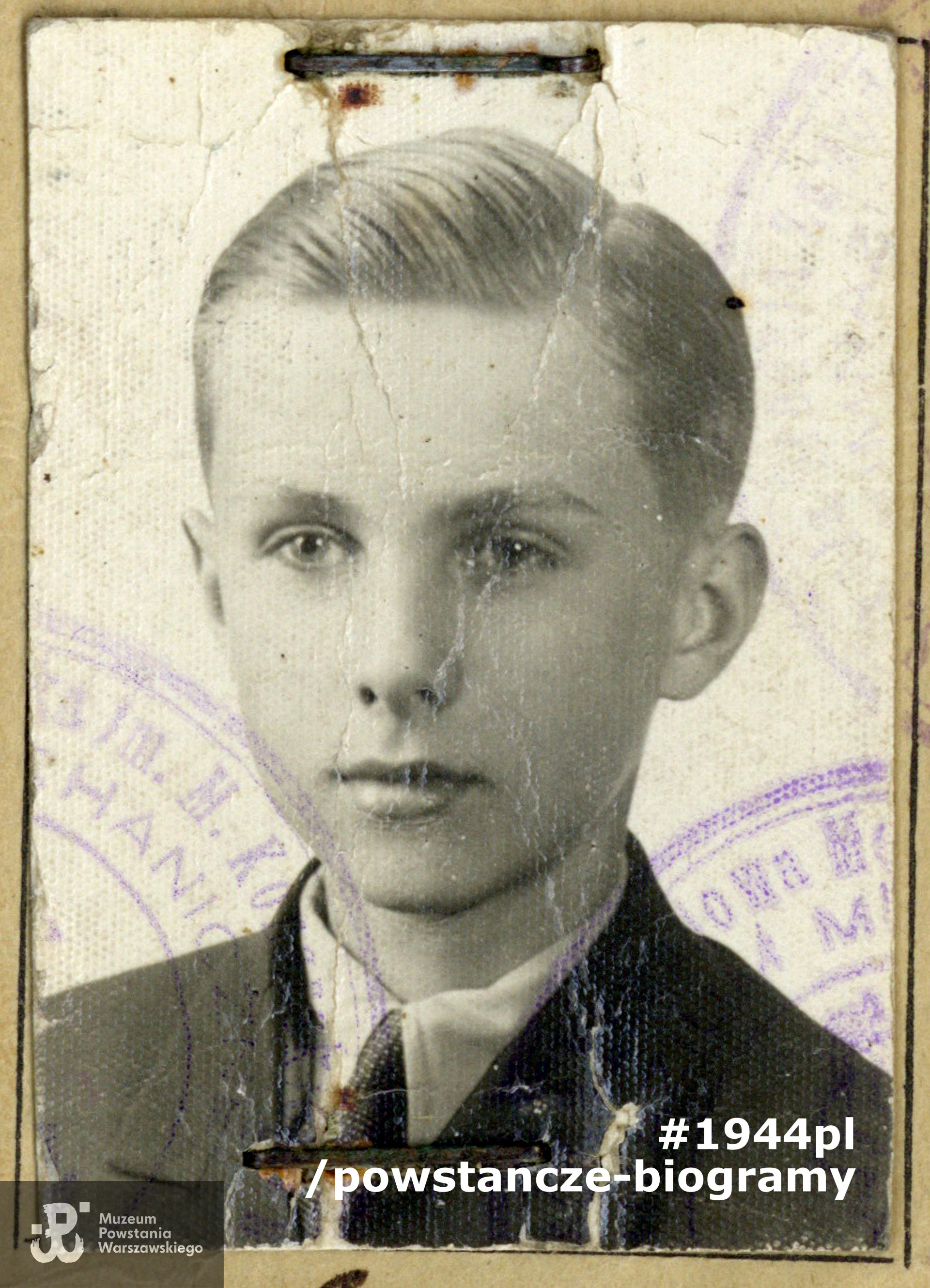 Janusz Bonawentura Jarzęcki "Jarema"(1926-2019). Fotografia legitymacyjna z okresu okupacji. Dokument ze zbiorów Muzeum Powstania Warszawskiego, sygn. P/5327/07, dar  p. Janusza Bonawentury Jarzęckiego.