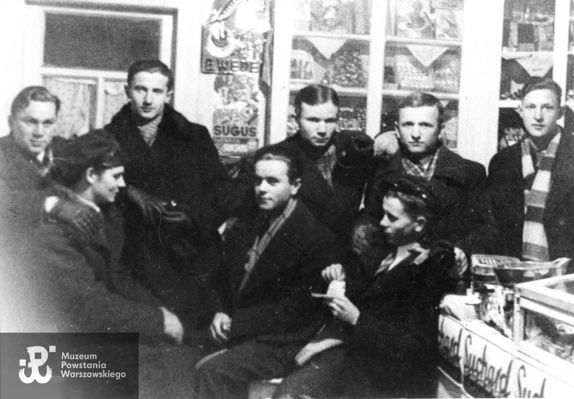 Uczniowie klasy VIII gimnazjum w Ostrowi Mazowieckiej - od lewej stroją: Tadeusz Tymiński, Jan Jarkowski, Edward Waniewski, Edward Skłodowski, Leszek Talko. Siedzą: Stefan Kossek, Franciszek Skarpetowski, Tadeusz Paciorkowski. Fotografia wykonana 9 stycznia 1936 roku w cukierni p.  Etły w Ostrowi Mazowieckiej, na rewersie dedykacja: Koledze Jan Jarkowski i inne podpisy. Ze zbiorów rodzinnych,  udostępnił p. Sławomir Nowotny