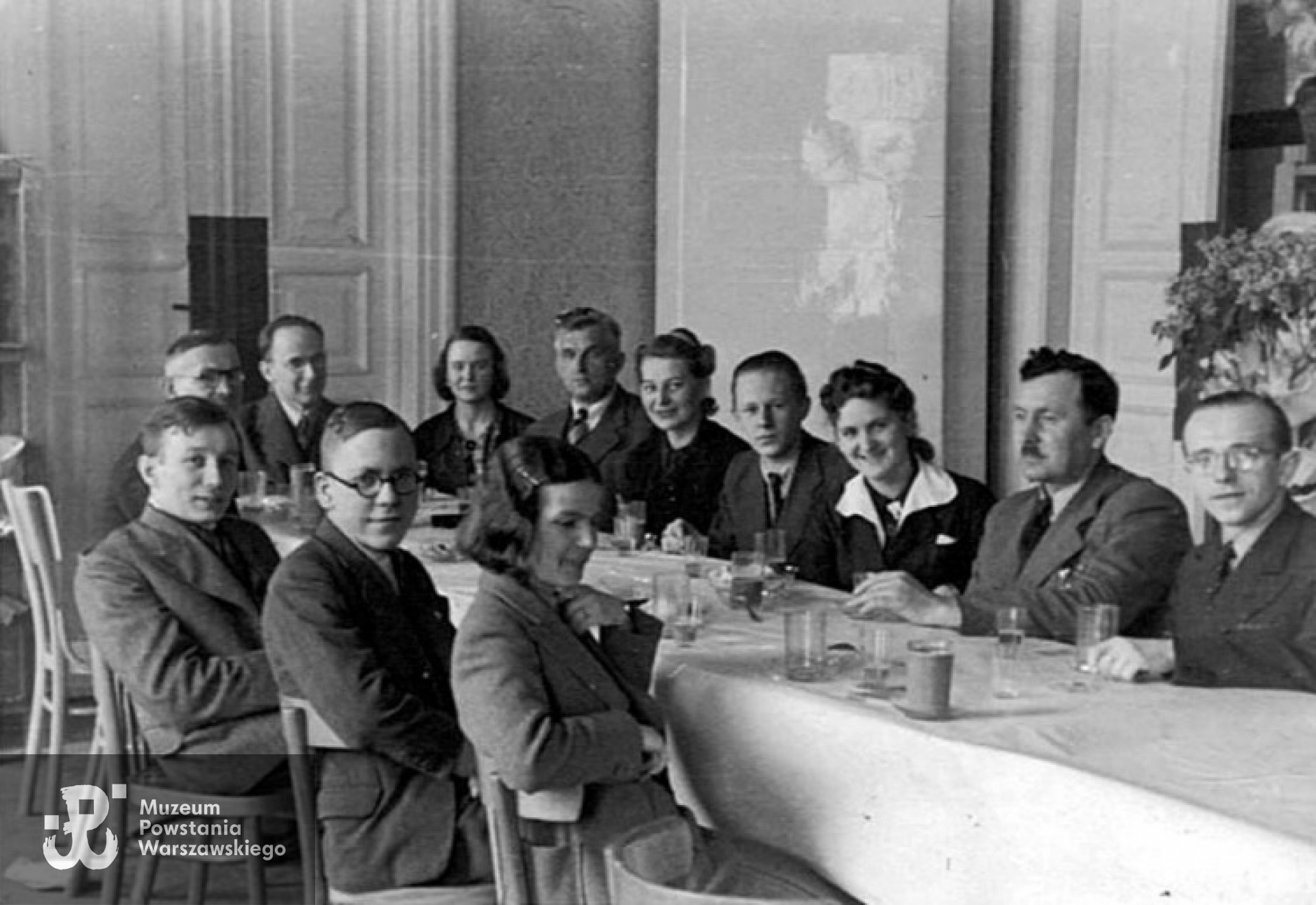 Warszawa, kwiecień 1941 roku. Zbigniew Bartecki  drugi od lewej ( w okularach).  Fot. Archiwum rodzinne / „Myśmy byli Armią…” Jan Wawszczyk