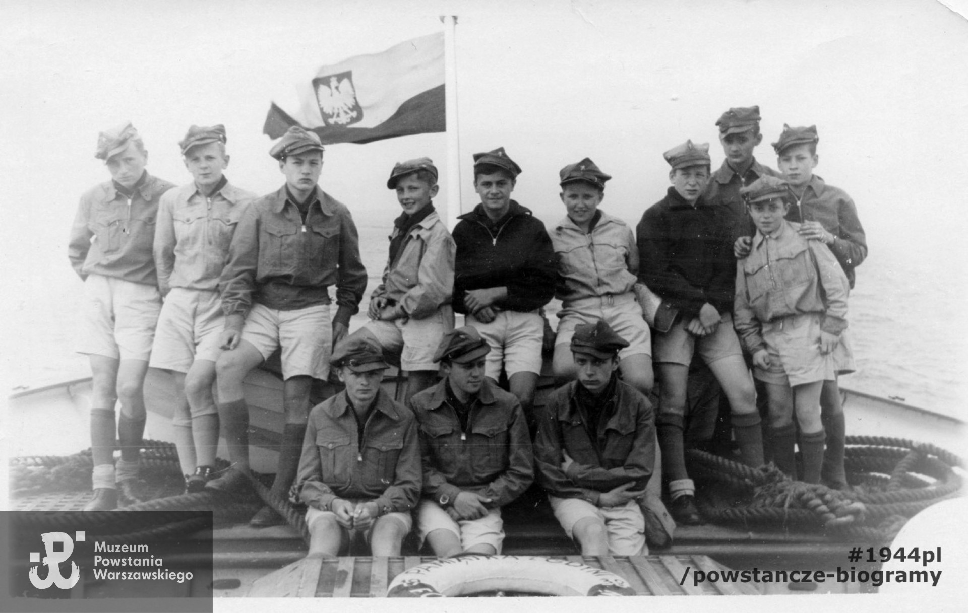 1938 - Kościerzyna - Wycieczka do Gdynii - "Żbik". Jan widoczny siedzący  w środku. Fot. ze zbiorów rodzinnych p. Zofii Barszczewskiej-Krawczyk z d. Michalik, przekazane do zbiorów Muzeum Powstania Warszawskiego, sygn.  P/3273