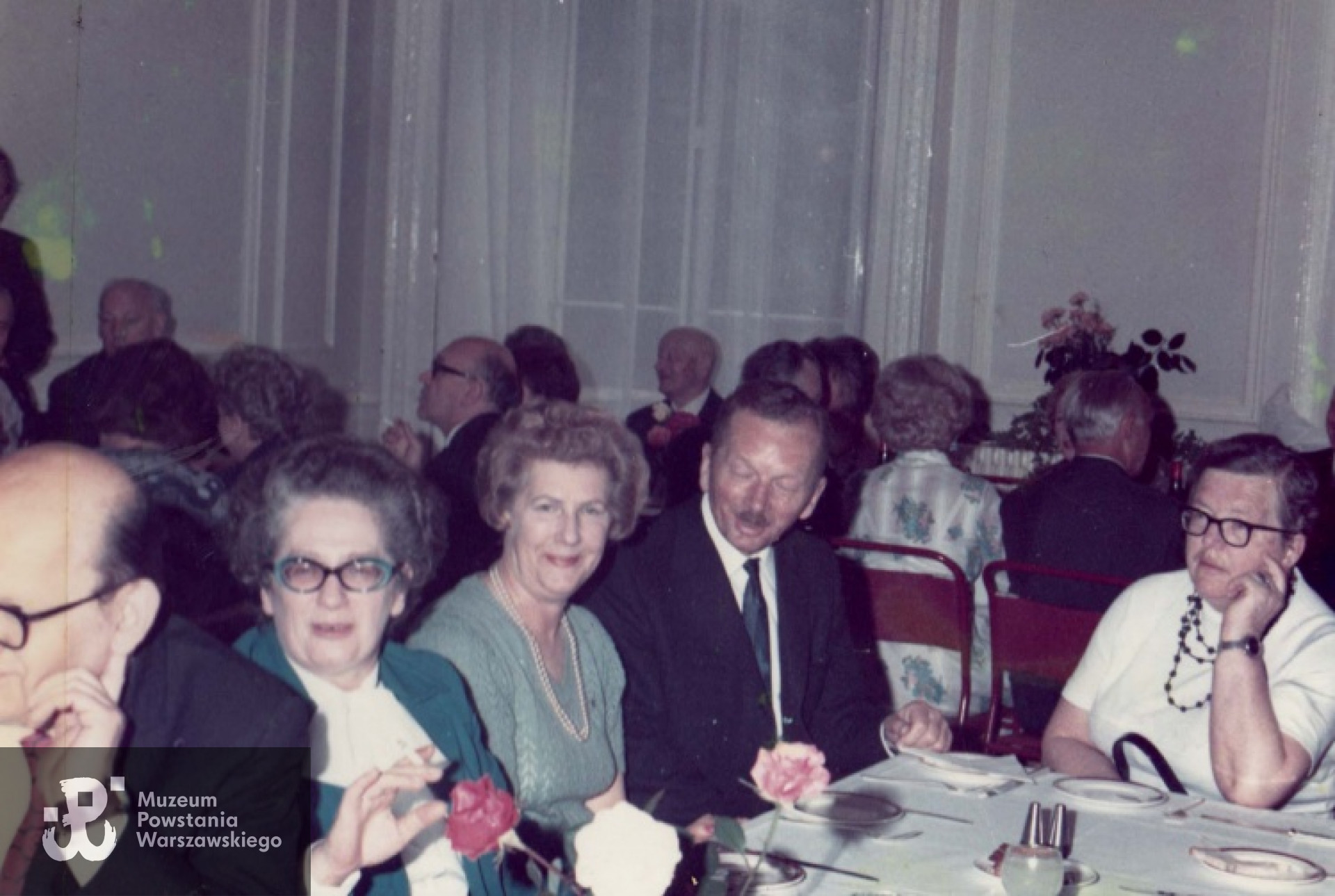 W środku (w jasnoniebieskiej sukience) siedzi Irena Kodrycz "Ewa Czajka" - Anglia lata 60-te