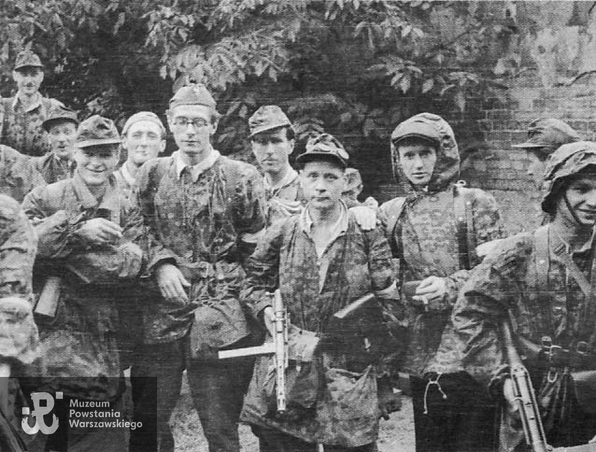 Powstanie Warszawskie, 2.08.1944 r.  Wola rejon ul. Okopowej, kpr. "Bor" z pistoletem maszynowym Bergmann Bgm-35, oparty o niego sierż. pchor. "Sońka" (Włodzimierz Cegłowski), po prawej kpr. pchor. "Staszek" (Stanisław Likiernik)