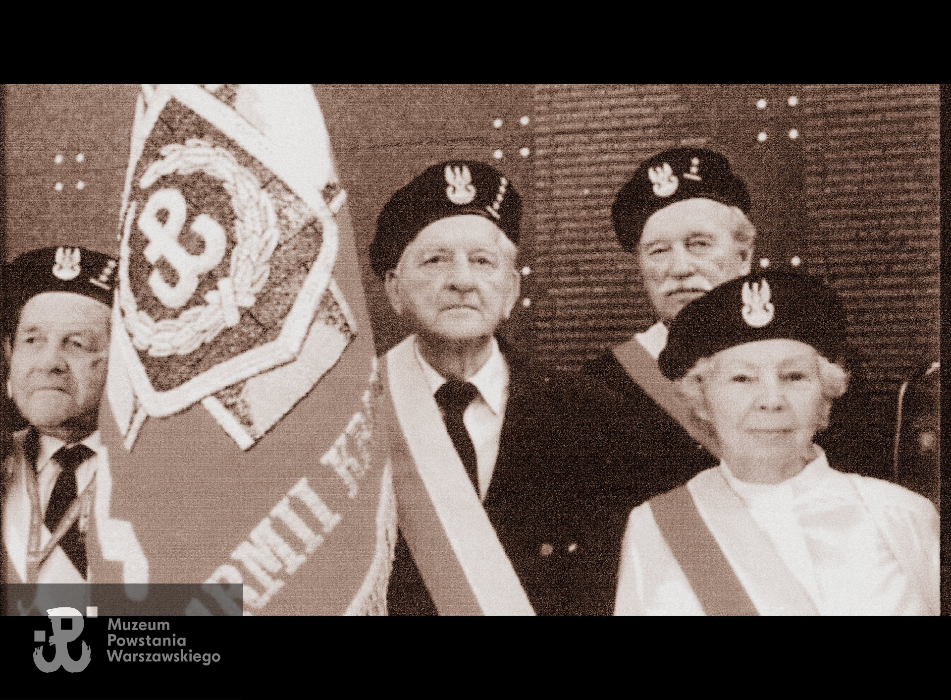 2004 rok - w poczcie sztandarowym na  otwarcie Muzeum Powstania Warszawskiego. Fotografia zamieszczona we wspomnieniach   "Urodziłam się na Cytadeli"  (MPW-zbiory P/7761/13)