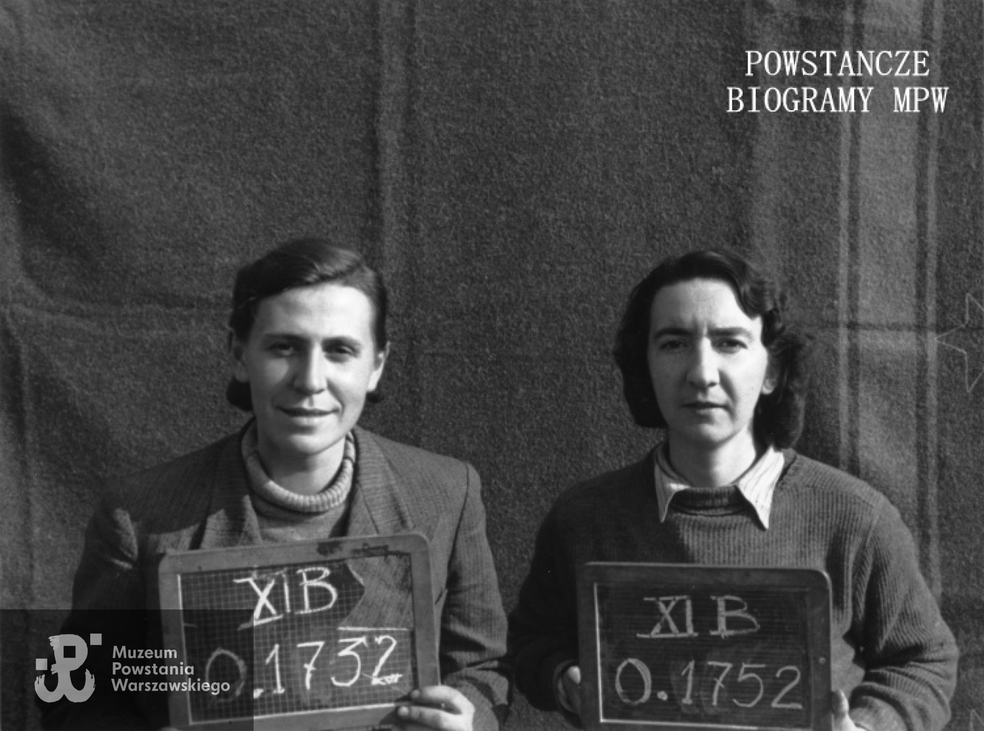 Fotografia z obozu jenieckiego w Fallingbostel XI B. Siedzą od lewej :ppor. Janina Zaborowska "Rena" - łączność i ppor. Irena Kwiatkowska-Komorowska "Czarna Baśka". Fot. ze zbiorów Muzeum Powstania Warszawskiego, sygn. MPW-IP/4432