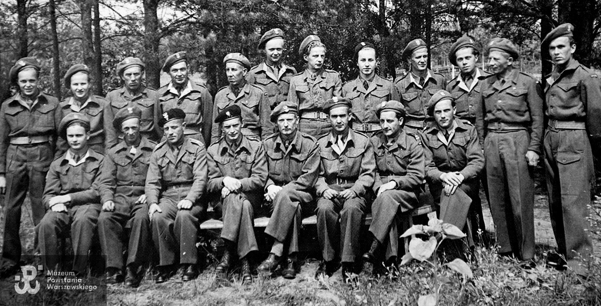 Powstańcy Warszawscy i żołnierze września 1939 r.  w obozie w Bergen-Belsen. Aleksander Dziedzic najwyższy w drugim rzędzie. Ze zbiorów p. Aleksandra Dziedzica ps. Ryś