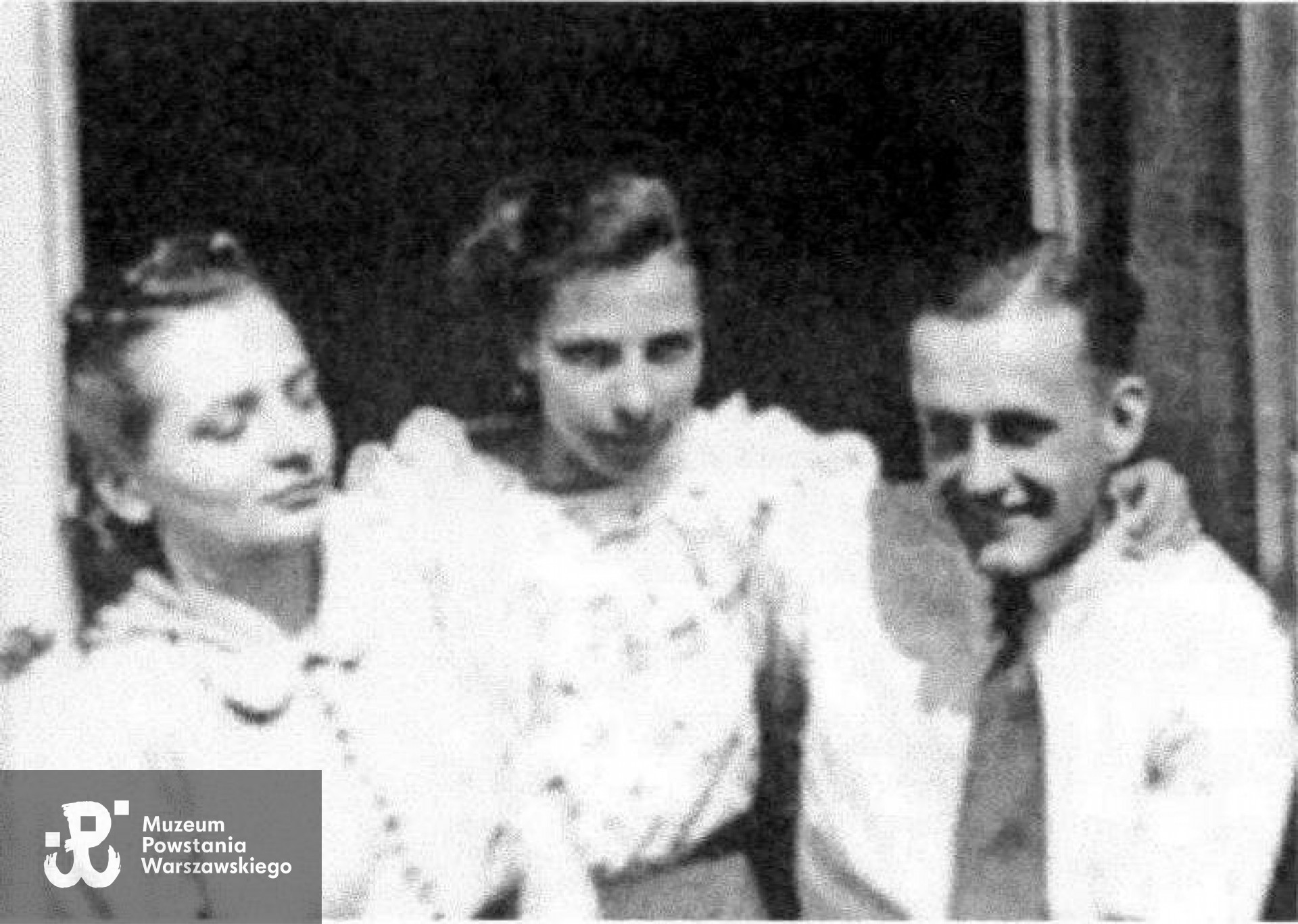  Warszawa, 1943 rok - siedzą od lewej:  Maria Radajewska, jej siostra Romana i Lech Stobiecki, późniejszy mąż Romany. Fot. materiały do Słownika Uczestników PW - Pokój Kombatanta