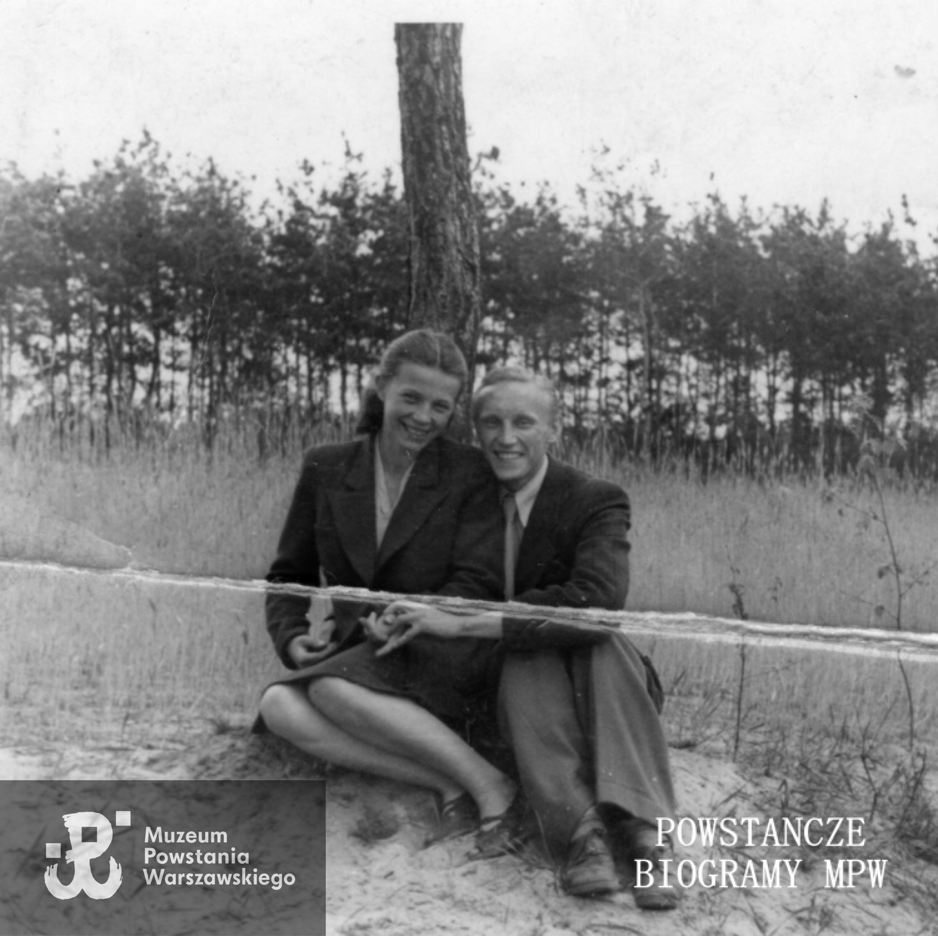 Fotografia z okresu okupacji niemieckiej. Okolice Warszawy. Anna Złoch (po mężu Mizikowska) ps. "Grażka" i Stanisław Świętochowski ps. "Sęp". Fragment zdjęcia ze zbiorów Muzeum Powstania Warszawskiego, sygn. MPW-IS/742