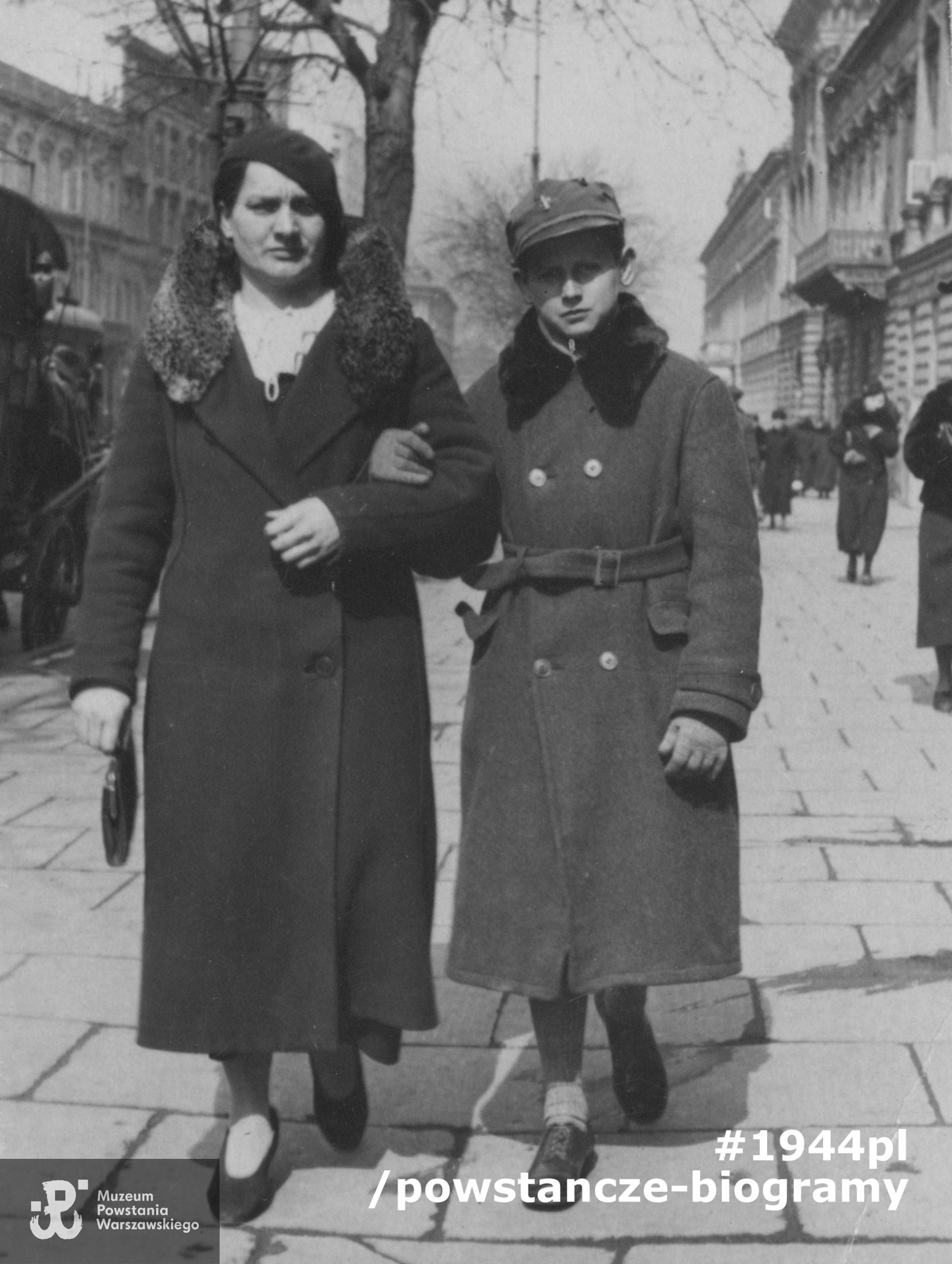 Marian z matką, Józefą Bruszewską z domu Pusta. Zdjęcie z lat 30-tych XX w. wykonane w Warszawie  na Krakowskim Przedmieściu na wysokości bramy Bramy Głównej Uniwersytetu Warszawskiego (ul. Krakowskie Przedmieście 26/28).  Fot. z archiwum rodzinnego, udostępnił p. Leszek Przybylski. Matka Mariana była rodzoną siostrą babki ofiarodawcy skanu.