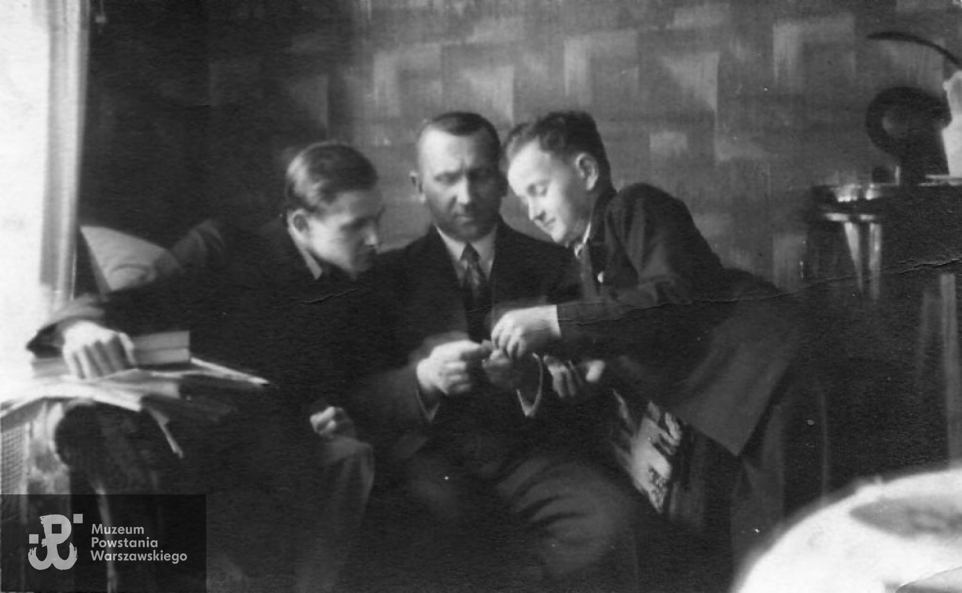 Od prawej młody Antek, w środku wujek Antoni Sadowski (brat matki), z lewej kuzyn Eugeniusz Cieślakowski. Zdjęcie z połowy lat 30.