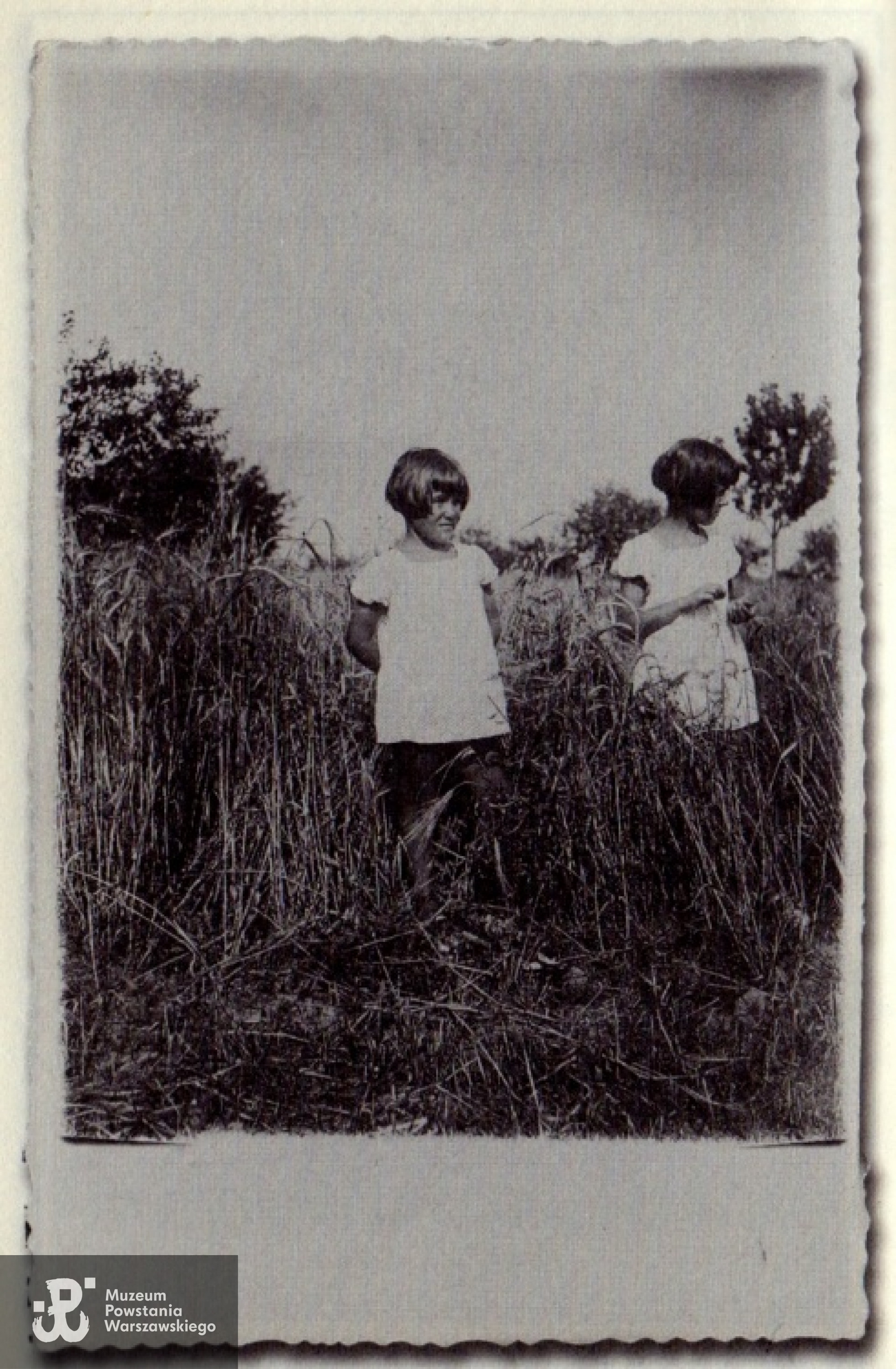 Z siostrą Jadwigą nad Wisłą w okolicy Czerwińska, 1935 rok. Fot. archiwum rodzinne, zdjęcie pochodzi z książki "Dzienniki czasów wojny"