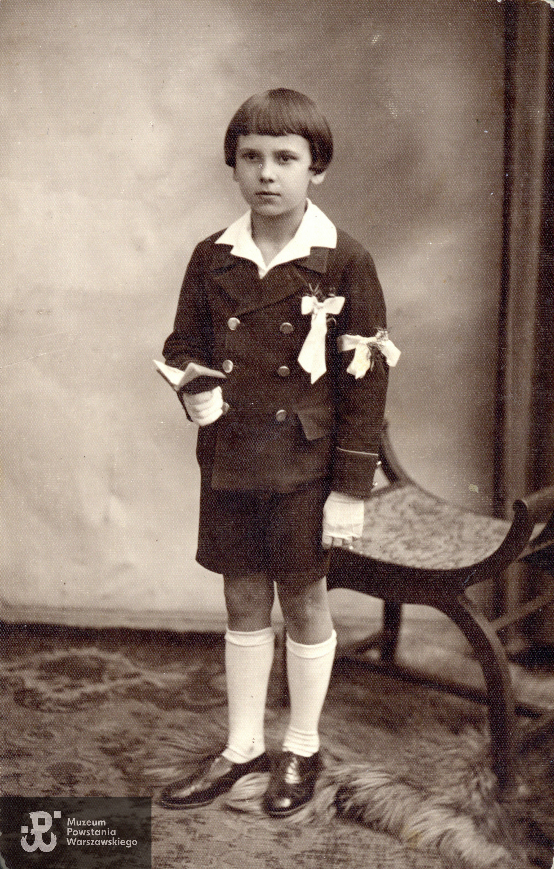 Edward Kwiatkowski - fotografia z okresu I Komunii Świętej. Fot. ze zbiorów rodzinnych,  udostępniły  p. Dorota Zbiegniewska-Lech i p. Anna Zbiegniewska-Lis, siostrzenice Powstańca. Skany wykonano w Muzeum Powstania Warszawskiego w lutym 2024 r. 