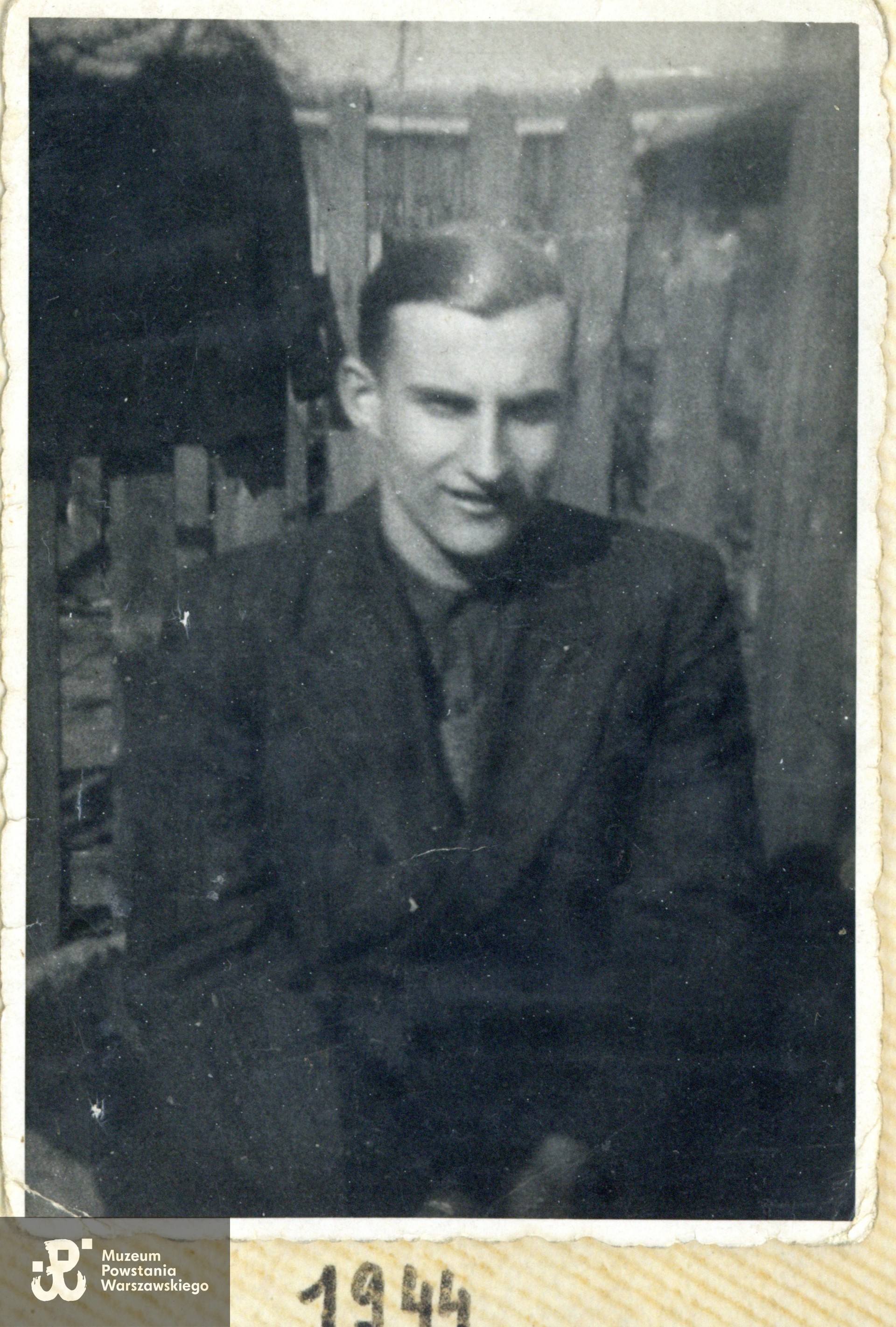 Jan Grzegorz Białecki ps. Krótki -  1944 rok. Fot. ze zbiorów rodzinnych, udostępnili p. Jan Białecki i p. Elżbieta Frontczak z domu Białecka. Skany wykonano w Muzeum Powstania Warszawskiego
