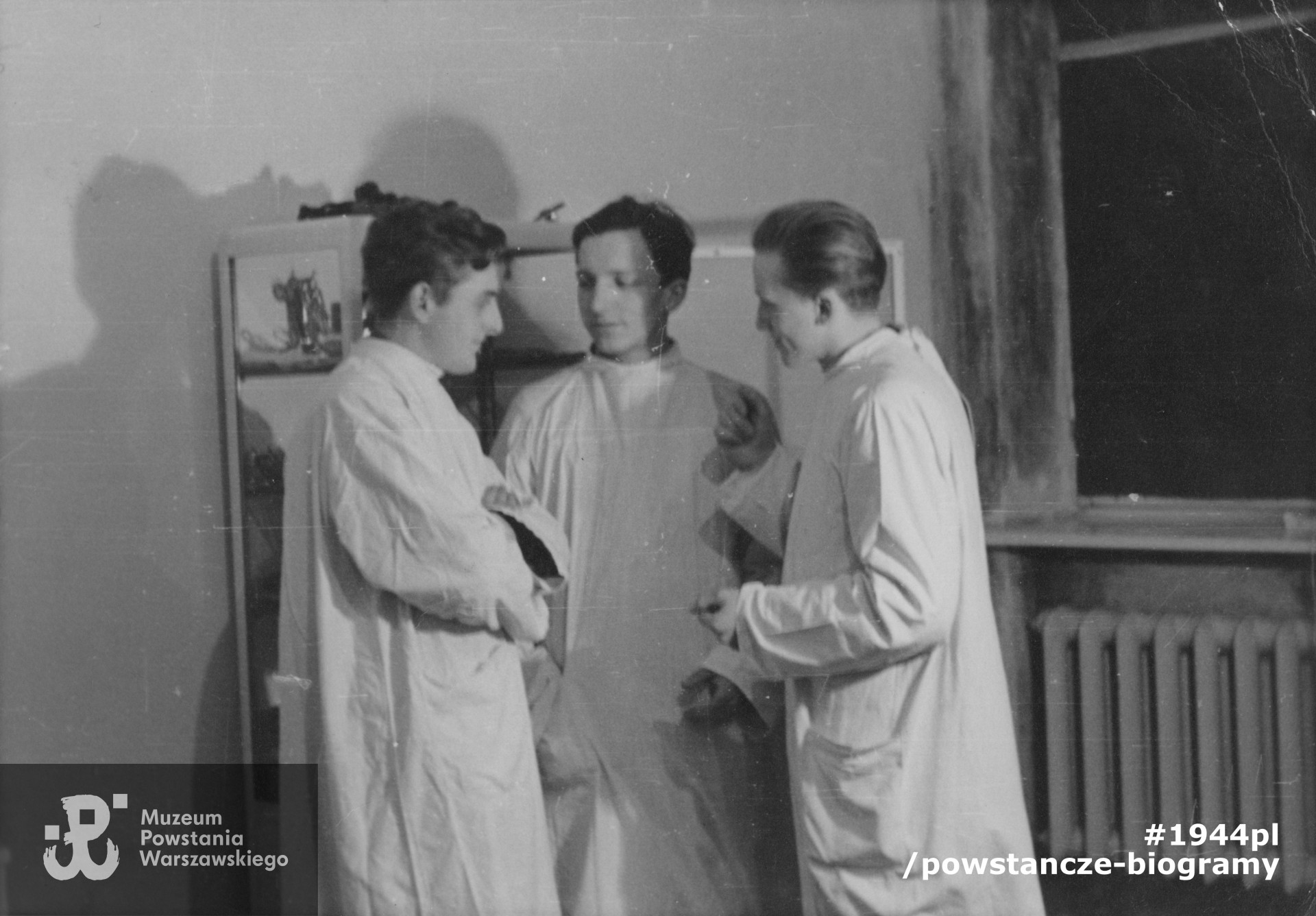   Józef Trzeciński "Nałęcz" w środku.  Fot. ze zbiorów rodzinnych p. Barbary Bartosiewicz z d. Kozarzewskiej, skan wykonany w Muzeum Powstania Warszawskiego.