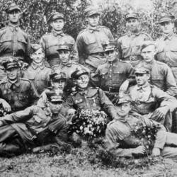 Ćwiczenia wojskowe - lata 30. Czesław Tuliński w środkowym rzędzie drugi z prawej.
