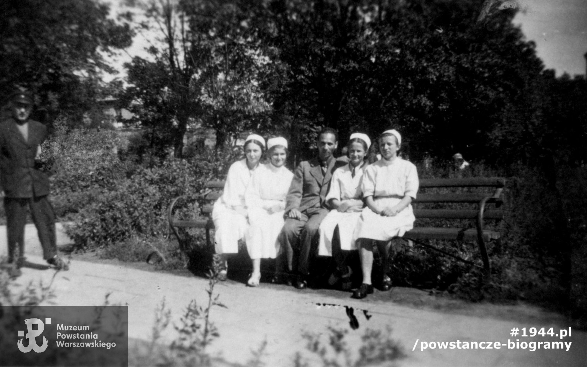 Sanitariuszki ze Szpitala Dzieciątka Jezus, druga od lewej Halina Kossowicz, w środku dr Bojko. Fot. ze zbiorów Muzeum Powstania Warszawskiego, sygn. P/3186, dar Haliny Kossowicz
