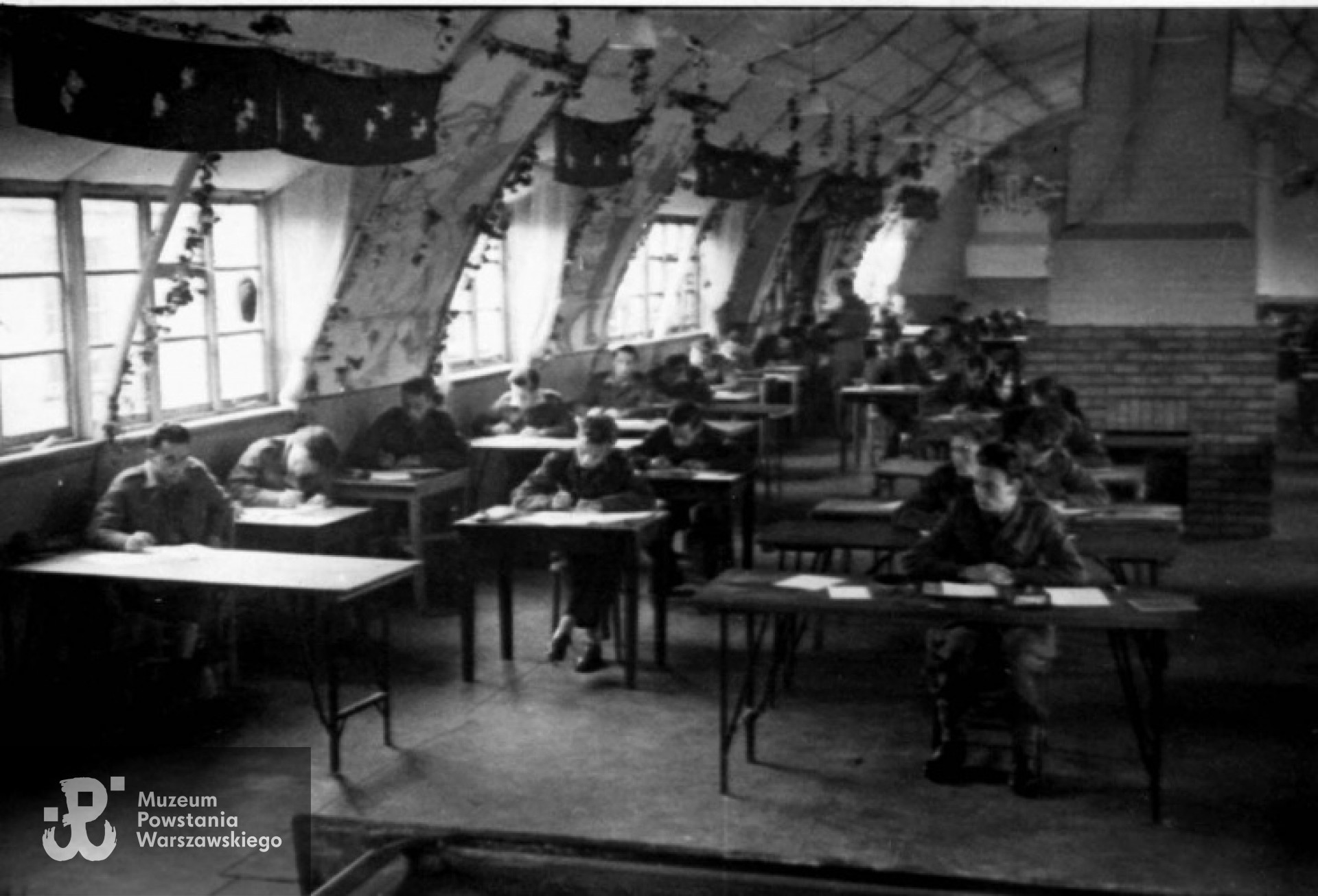 Egzamin maturalny, w drugim rzędzie po środku Krzysztof Głuchowski. Bodney Airfield Camp, 10 lipca 1947 roku. Fot. z archiwum rodzinnego Krzysztofa Głuchowskiego.
