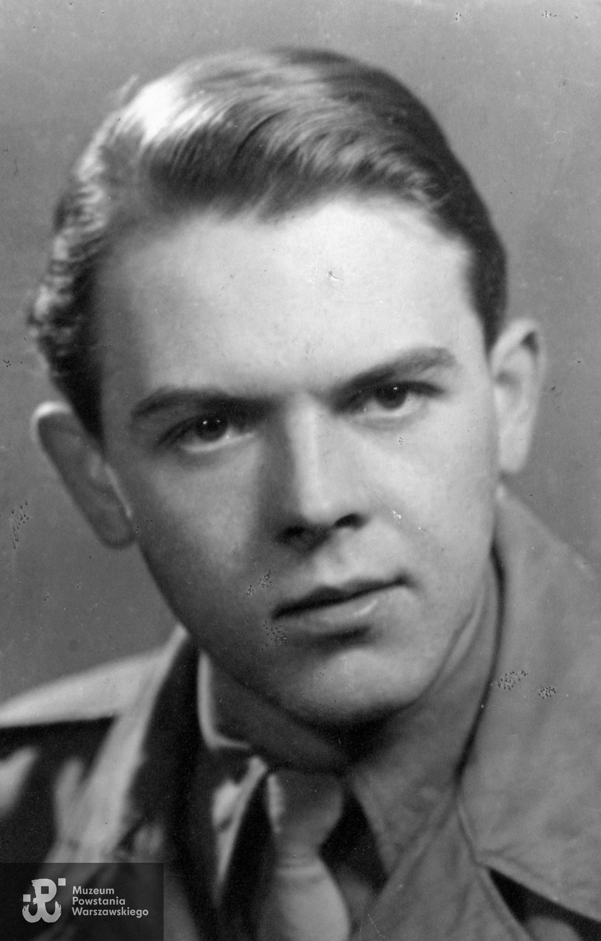 Jerzy Boczek "Kamień"-"Karski", pułk "Baszta" - batalion "Olza" - kompania O-2 ppor. "Withala". Fot. ze zbiorów rodzinnych, udostępniła p. Julia Wiktorska-Wołczak. Skany wykonano w Muzeum Powstania Warszawskiego, 05/2025