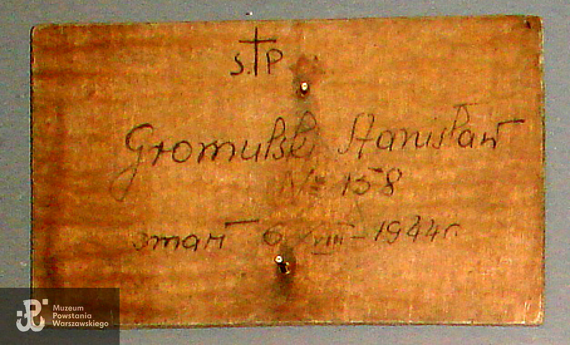 Tablica z pierwszej mogiły Stanisława Gromulskiego. Ze zbiorów MHW (obecnie Muzeum Warszawy)