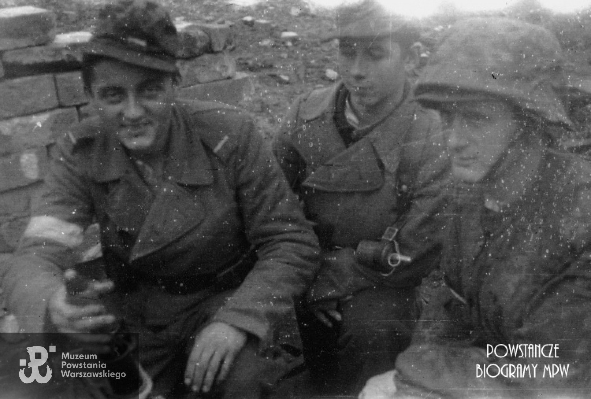 Fotografia z Powstania Warszawskiego. Ogrody Instytutu Głuchoniemych i Ociemniałych przy placu Trzech Krzyży. Od lewej: sierż. pchor. Zdzisław Maciej Michalski "Sokół", st. strz. Kazimierz Gabara "Łuk", ppor. Józef Nyc "Piorun". Fot. ze zbiorów Muzeum Powstania Warszawskiego, sygn. MPW-IN/4235. Autorem zdjęcia jest Jerzy Michalski "Korczak".
