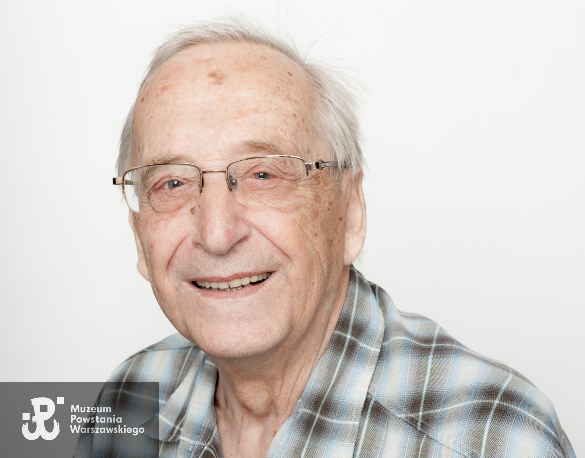 Andrzej Pląskowski „Andrzej II”.  Zdjęcie z serii portretów Powstańców Warszawskich wykonanych w ramach projektu "1944/70/2014" realizowanego przez grupę WWPHOTO dla uczczenia 70. rocznicy wybuchu Powstania Warszawskiego. Muzeum Powstania Warszawskiego, 22.07-04.08 2013.