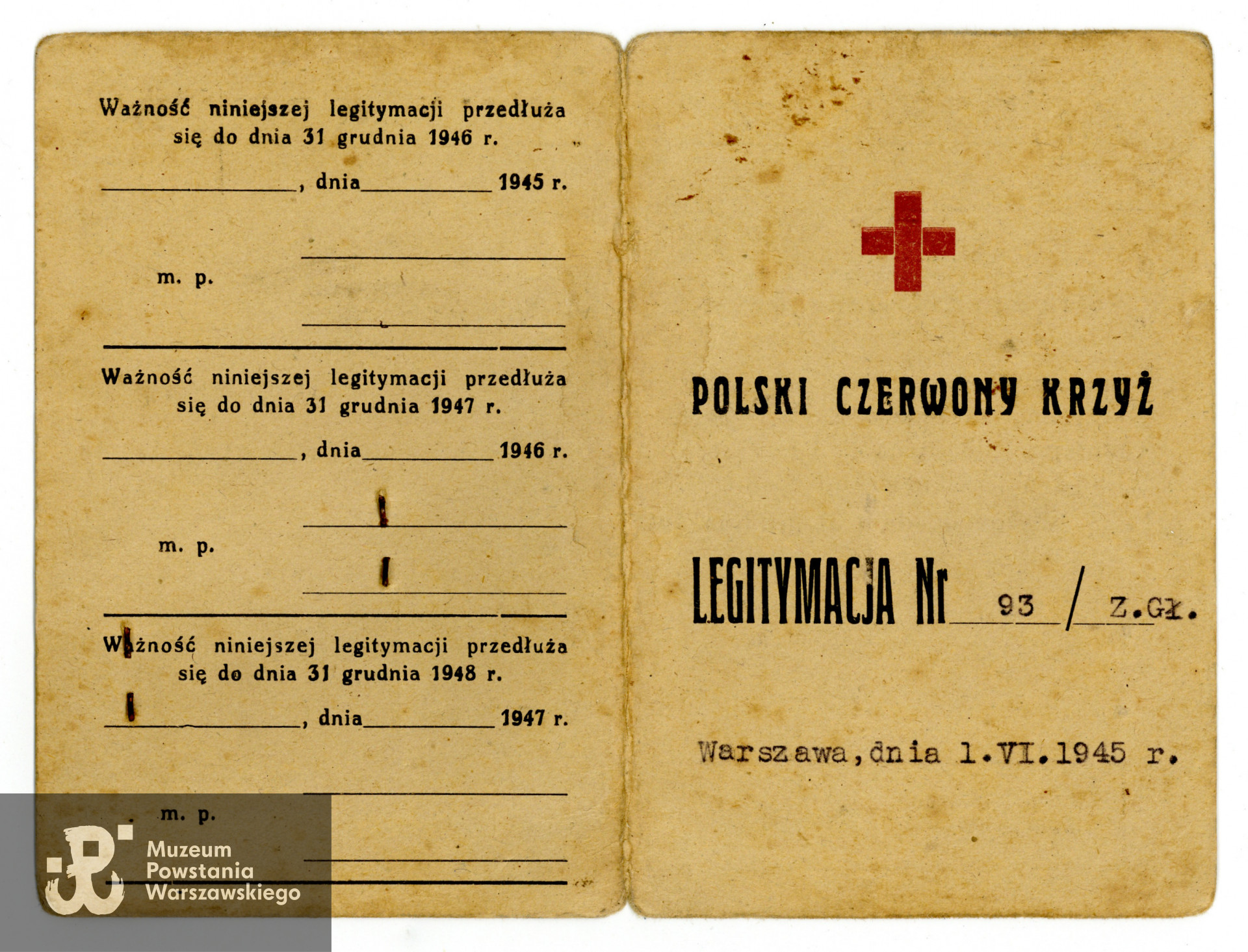 Legitymacja Polskiego Czerwonego Krzyża wystawiona przez Zarząd Główny PCK dla  Zofii Marosz, potwierdzająca zatrudnienie stałe  w charakterze urzędniczki  Biura Informacyjnego PCK. Data wytworzenia dokumentu: 01.06.1945 r.  Ze zbiorów Muzeum Powstania Warszawskiego, sygn. P/9328/19, dar p. Magdaleny Roszczyńskiej. 