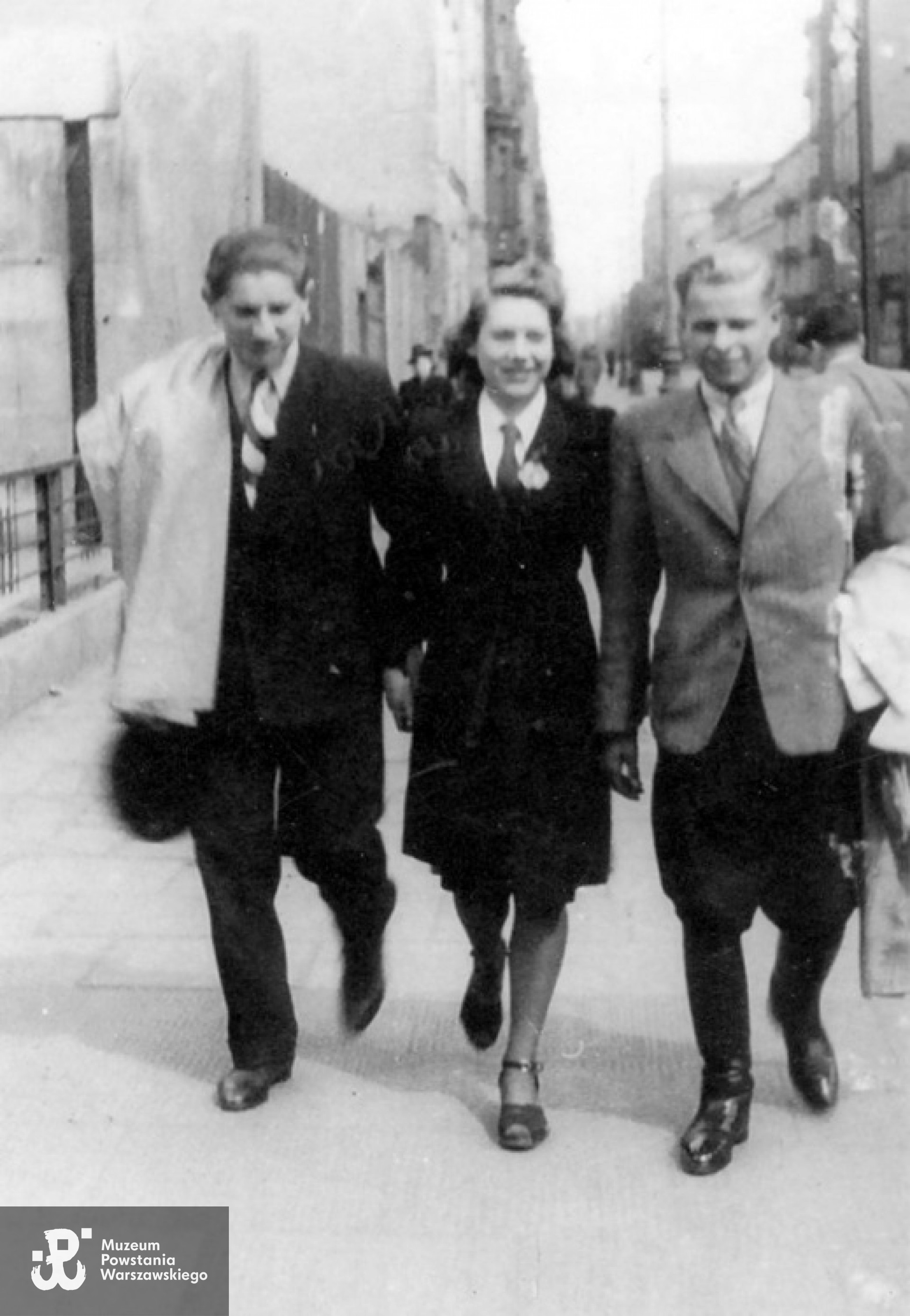 Warszawa, 1942 rok. Krystyna Sosińska z przyszłym mężem Ryszardem Jakubowskim ps. "Boruta" (na zdjęciu po lewej) Obok kolega Felek (NN). Zdjęcie wykonane na ulicy Marszałkowskiej. Fot. materiały do Słownika Biograficznego Uczestników PW - Pokój Kombatanta