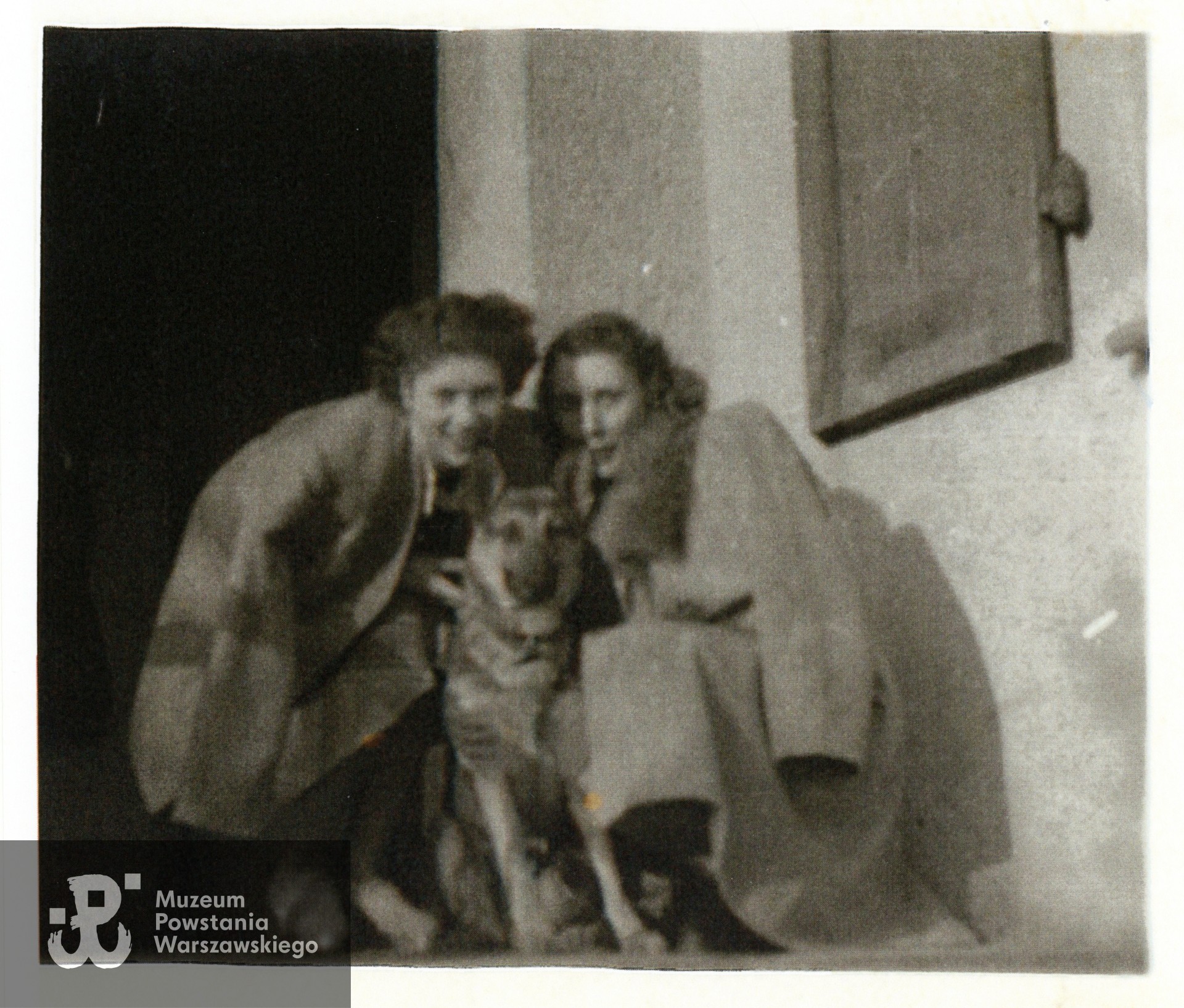 Z lewej strony Urszula Kaczyńska (Tauer), po prawej  Halina Marianna Rutkowska z d. Weyna "Urszula". Fot. ze zbiorów rodzinnych, skan z kserokopii udostępnionej przez p. Marzenę Tauer-Konecką