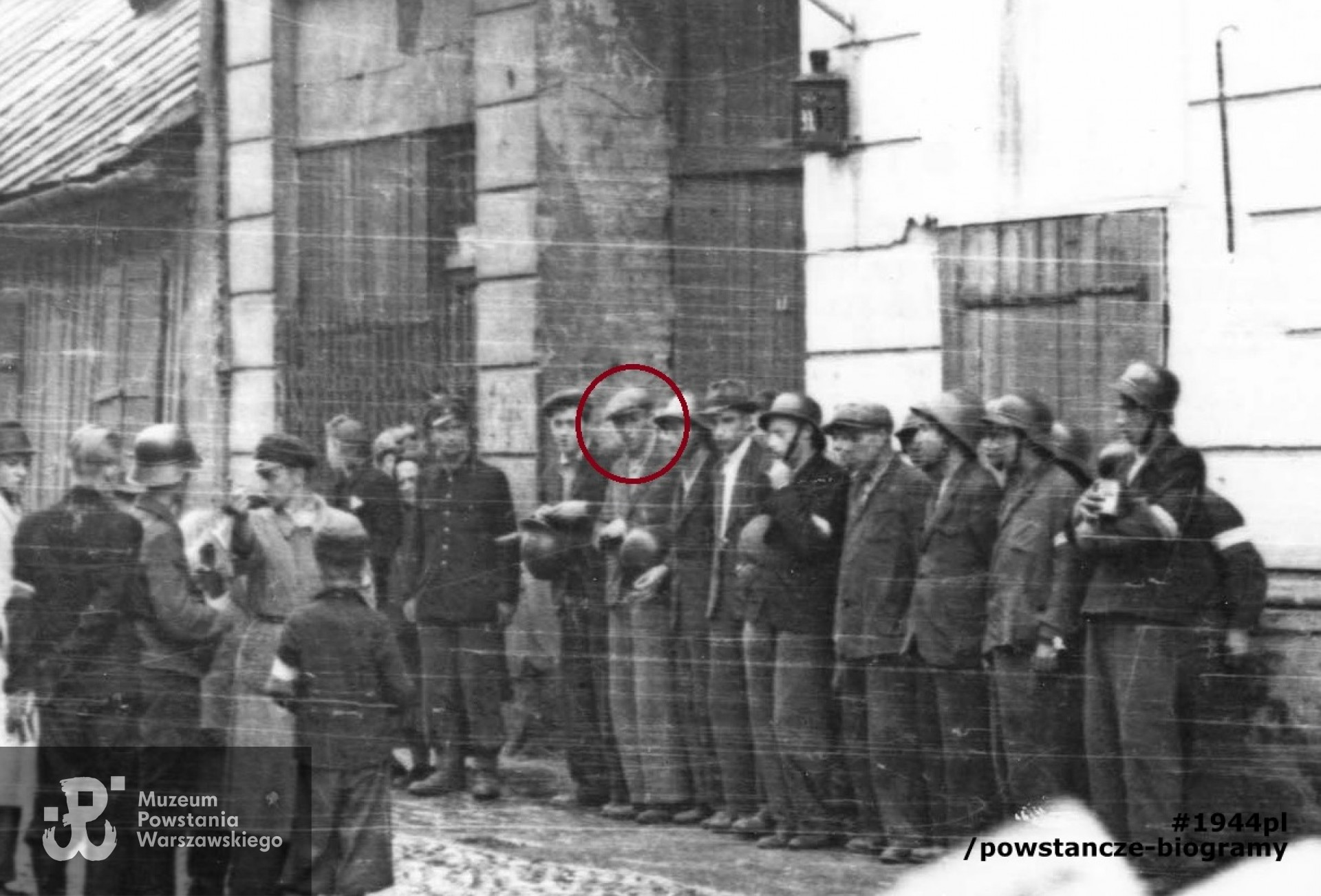 Powiększony fragment poprzedniego ujęcia.   3 sierpnia 1944, zbiórka oddziału powstańczego pod kamienicą Pańska 105. Ósmy od lewej w kaszkiecie strz. Ferdynand Onufrowicz „Dąb” zaznaczony kółkiem. Autorem zdjęcia jest Stefan Bałuk „Kubuś”.  Fot ze zbiorów Muzeum Powstania Warszawskiego, sygn. MPW-IK/1304. Rozpoznanie dokonane przez rodzinę Powstańca.