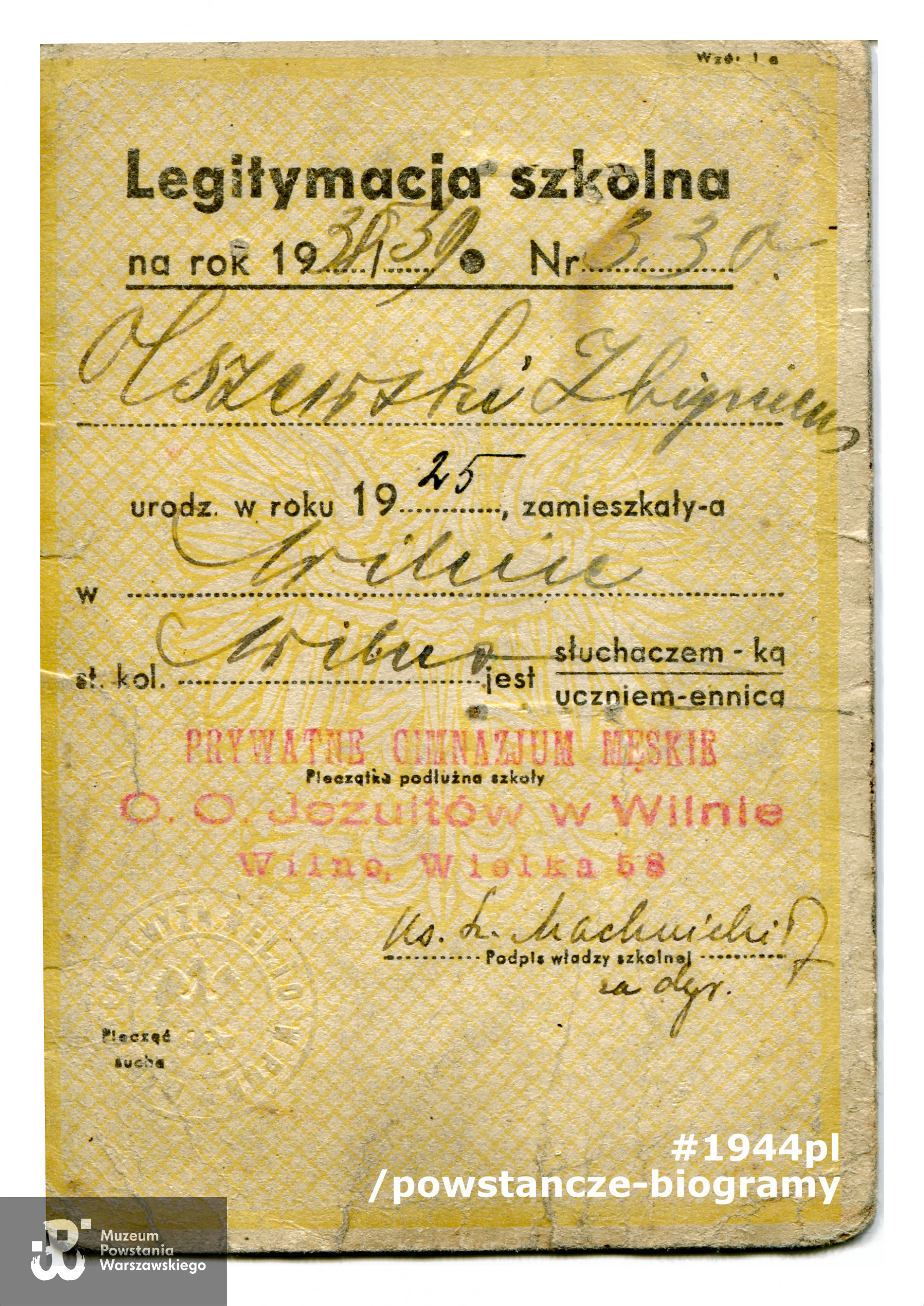 Przedwojenna legitymacja szkolna wystawiona przez Prywatne Gimnazjum Męskie o.o. Jezuitów w Wilnie dla ucznia Zbigniewa Olszewskiego na rok szkolny 1938/39 (w dokumencie brak zdjęcia). Ze zbiorów Muzeum Powstania Warszawskiego, sygn. MPW-A-5398