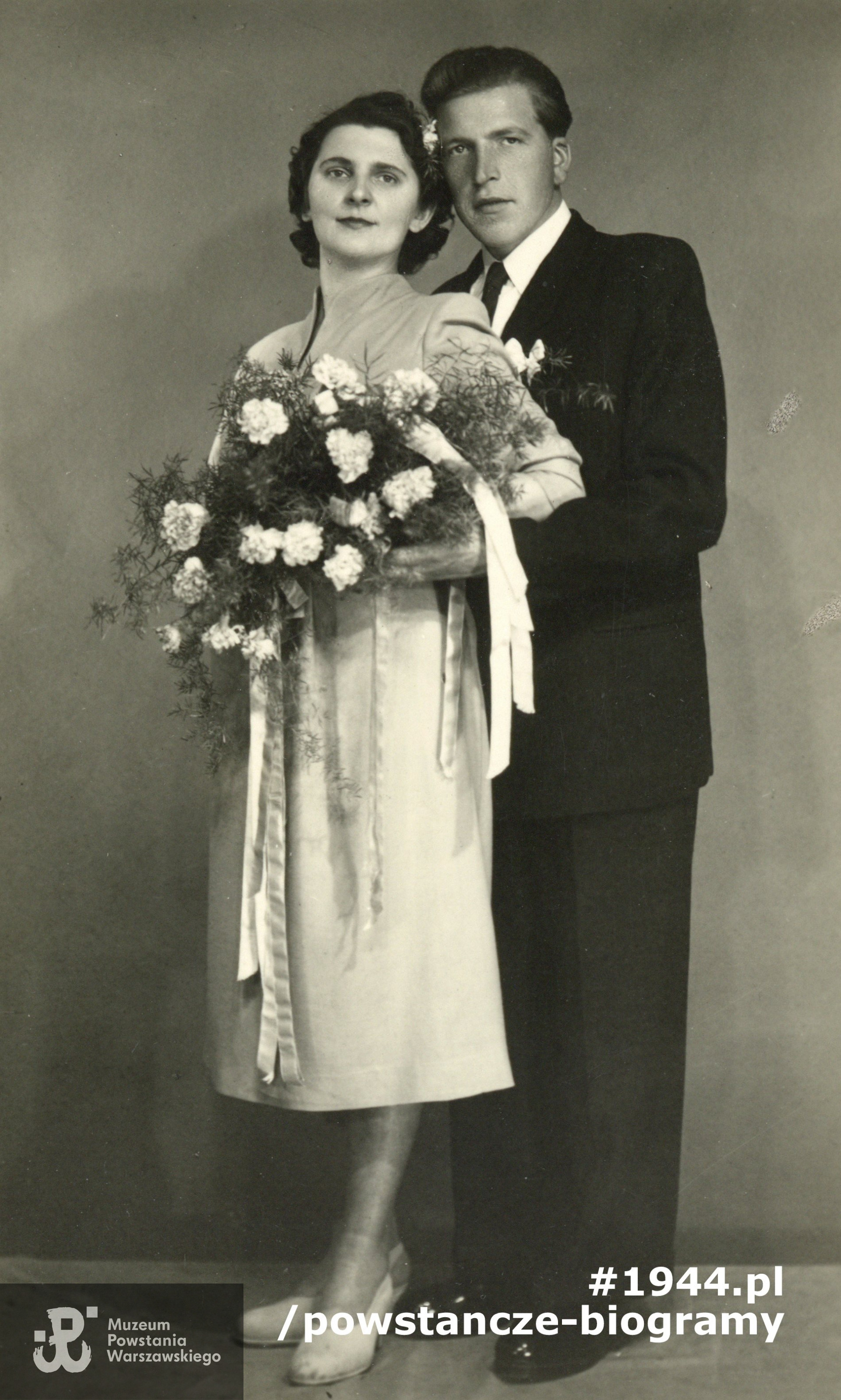 Fotografia ślubna - z mężem Tadeuszem Sakowskim. Fot. z archiwum rodzinnego p. Feliksa Krzywickiego, obecnie w zbiorach Muzeum Powstania Warszawskiego