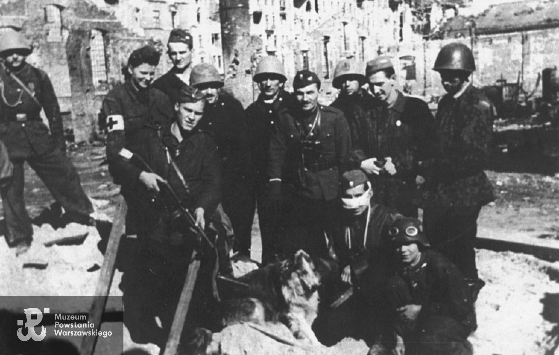 Powstanie Warszawskie, gruzy Fabryki Bormanna, por. "Kmicic" (w furażerce) w otoczeniu żołnierzy swojego plutonu