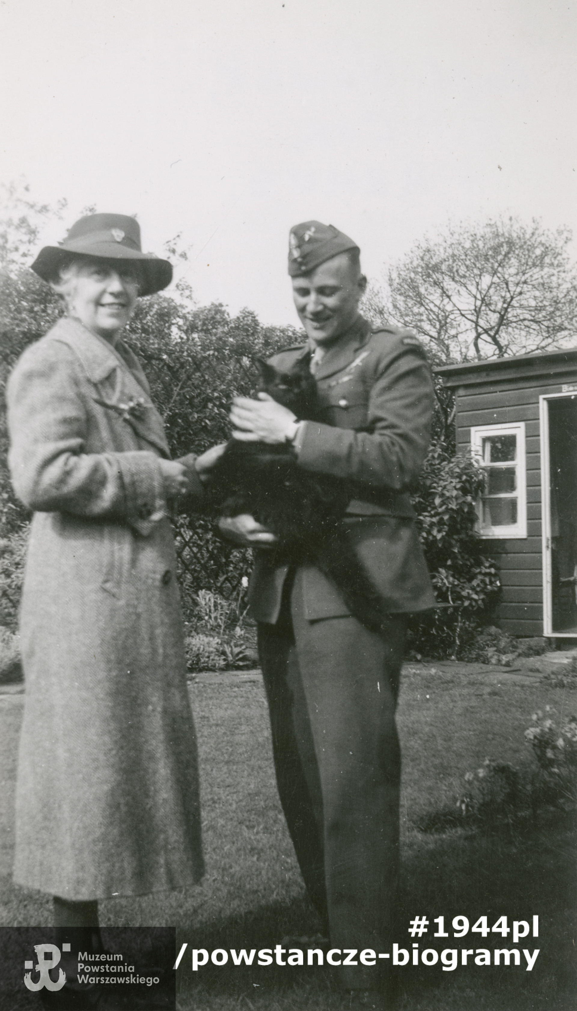 Fotografia z okresu powojennego. Wielka Brytania. Jan Nowak-Jeziorański  w towarzystwie ciotki (?) i z kotem Remusem na rękach. Fot. ze zbiorów Muzeum Powstania Warszawskiego, sygn.  MPW-IS/781