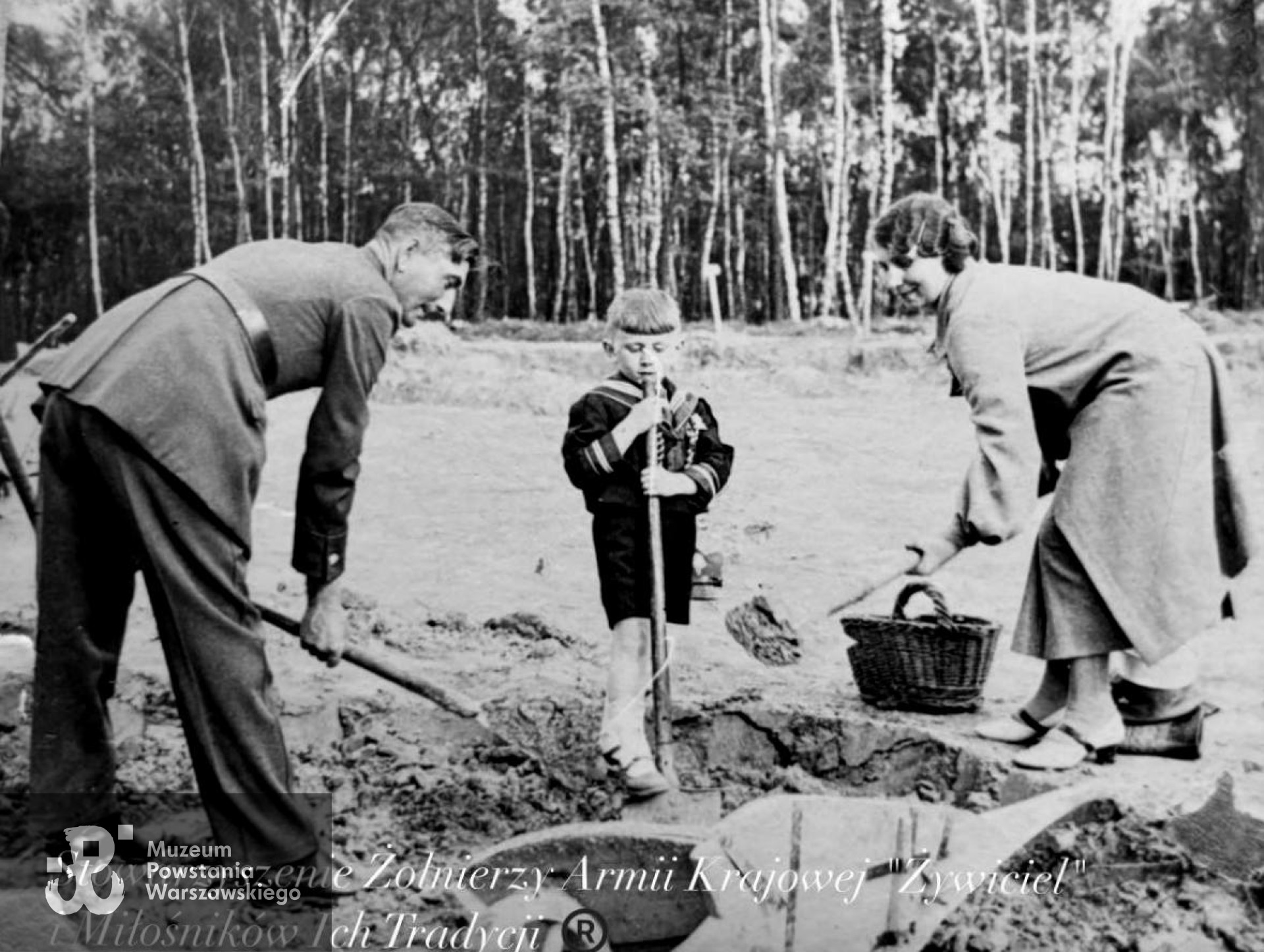 Stanisław Walasiak "Wojewoda" (na zdjęciu po lewej) podczas  Społecznej budowy Kopca Marszałka Józefa Piłsudskiego w Krakowie (1936 r.). Na zdjęciu wraz z  żoną Antoniną z Grabowskich i synem Wiktorem. Fot. ze zbiorów rodzinnych/Stowarzyszenie Żołnierzy Armii Krajowej Żywiciel i Miłośników Ich Tradycji.