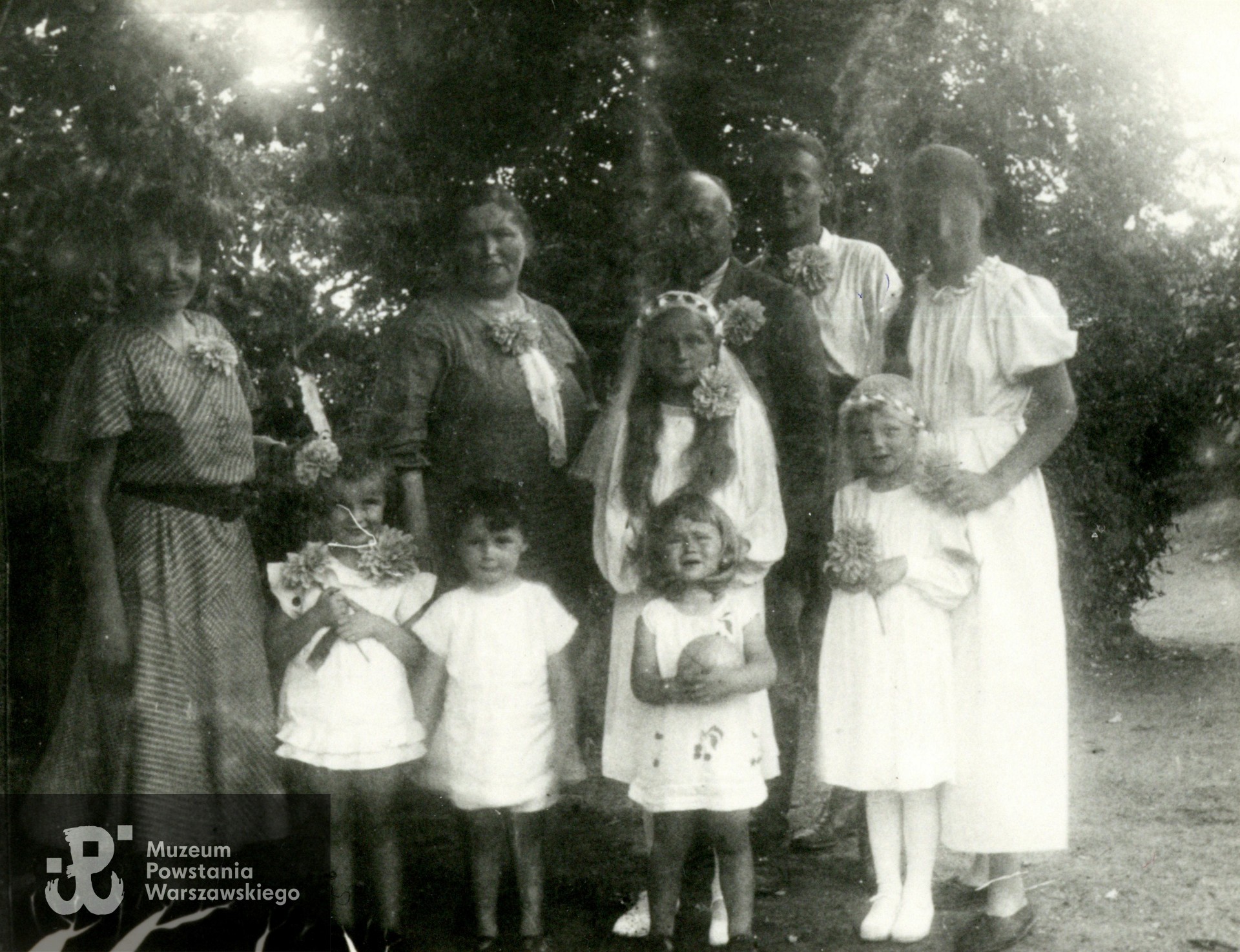 Majątek Turowo, 1936 rok, Kazimierz i Maria Rutkowscy z piątka swoich dzieci (Kazik-Maciej, Marychna, Halina, Bożena i Ania) oraz ciocia Halina Wiśniewska z dziećmi Zosią i Antkiem. Fot. ze zbiorów prywatnych Pani Haliny Rogozińskiej z domu Rutkowskiej. Skany wykonano w Muzeum Powstania Warszawskiego, 11/2024. 