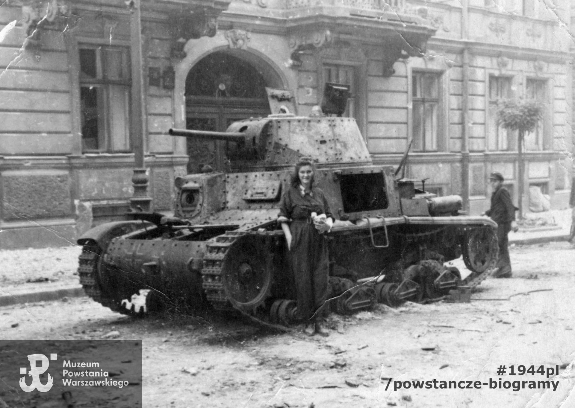 Fotografia z Powstania Warszawskiego. Śródmieście Południowe. Łączniczka Alina Knapp-Nawrocka "Wacka" pozuje przy zdobytym czołgu włoskiej produkcji typu FIAT M13/40 na ul. Piusa XI (obecnie Pięknej). Autorem zdjęcia jest Janusz Nawrocki "Ala". Fot. ze zbiorów Muzeum Powstania Warszawskiego, sygn. MPW-IP/2011