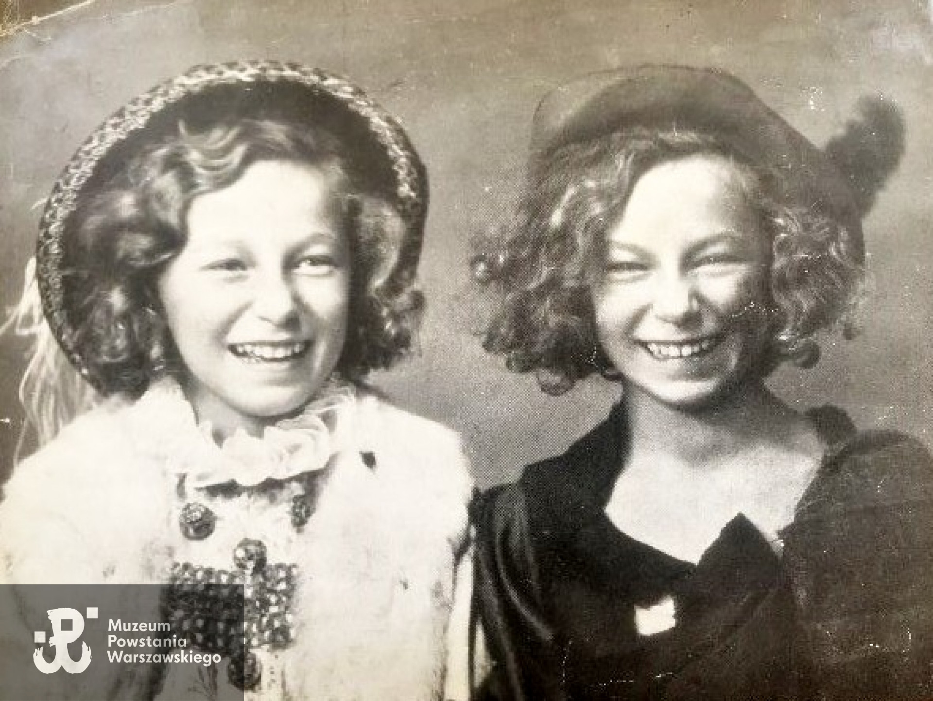 Zdjęcie bliźniaczek Barbary i Danuty Kołodziejskich pochodzące z lat 1938-1939 - spektakl "Królewicz i żebrak", Teatr "Reduta" w Warszawie. Skan ze zbiorów rodzinnych udostępnił p. Jacek Kołodziejski, brat stryjeczny  (2023).