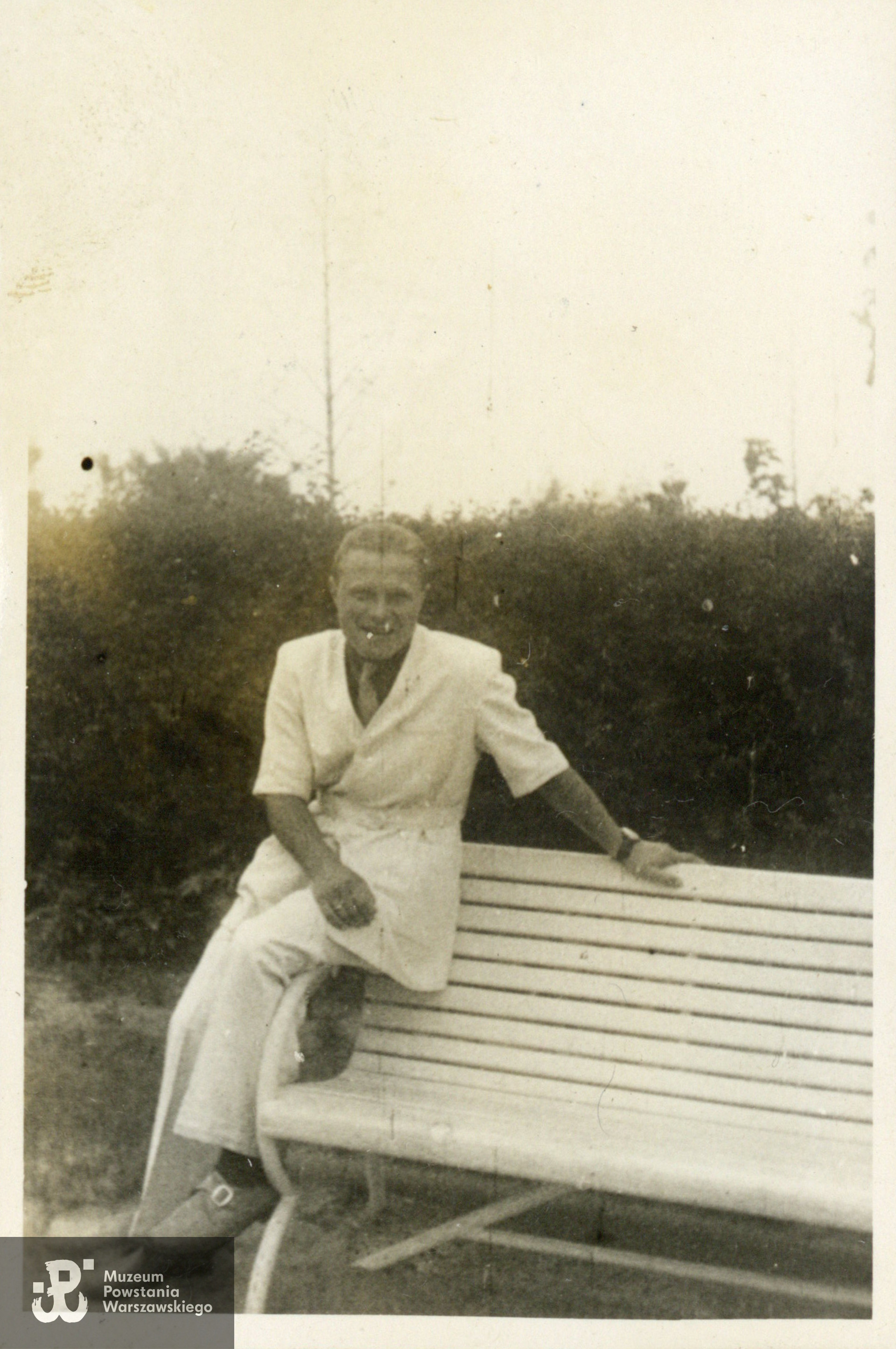 Włodzimierz Maczunder na Targach Poznańskich, 1954 rok. Fot. ze zbiorów rodzinnych Pana Włodzimierza Maczundera ps. Chomik. Skany wykonano w Muzeum Powstania Warszawskiego, 09/2023