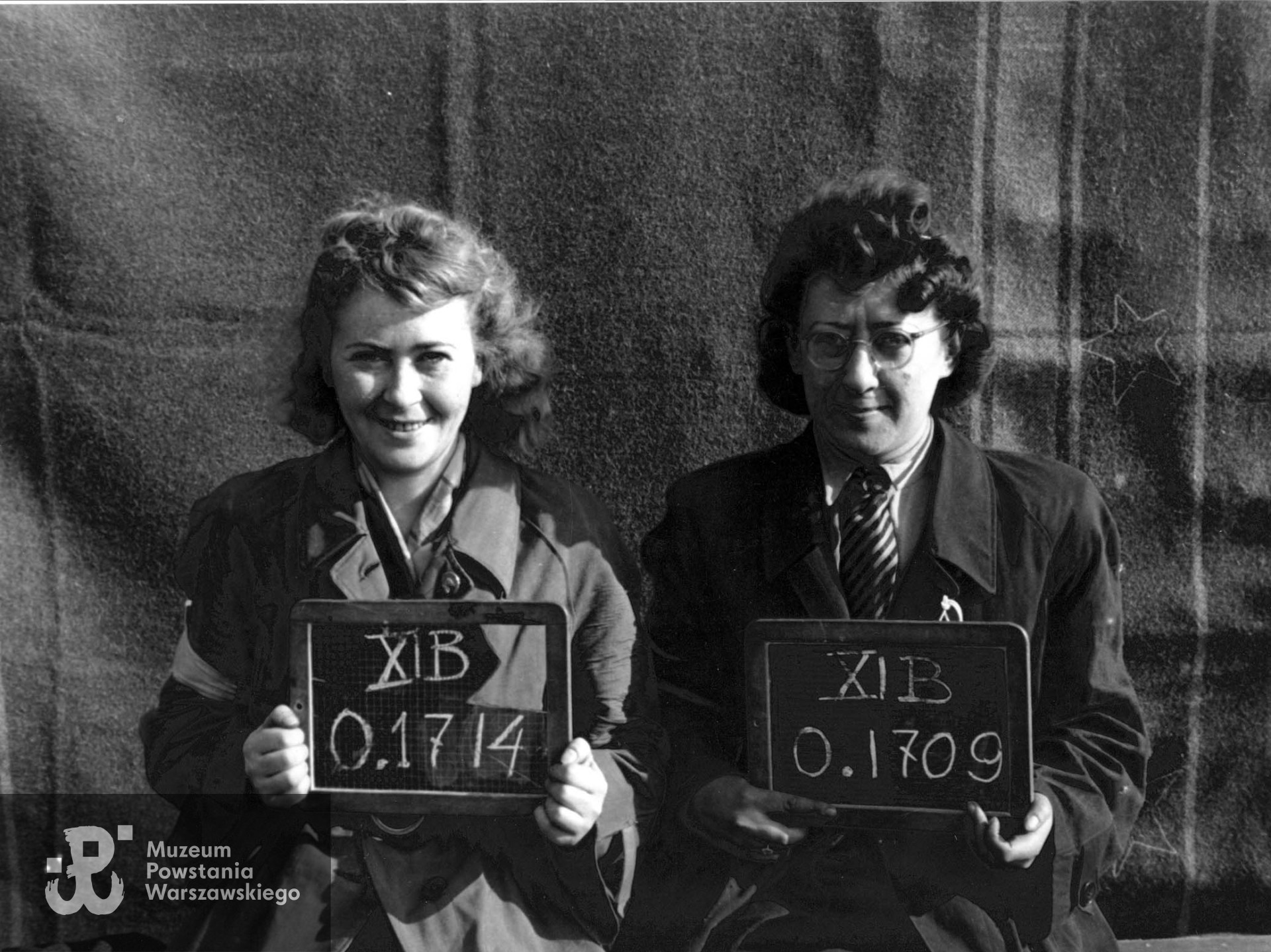 Fotografia z obozu jenieckiego XI B  Fallingbostel, październik 1944 r.  Z lewej z numerem jenieckim 0.1714 ppor. Krystyna Śliwińska-Majewska "Krysia, Bl.", obok, z numerem  0.1709 (na zdjęciu po prawej) ppor. Helena Smokalska-Zapert "Helena Jankowska". Fot. ze zbiorów Fototeki Muzeum Powstania Warszawskiego, sygn. MPW-IP/4456