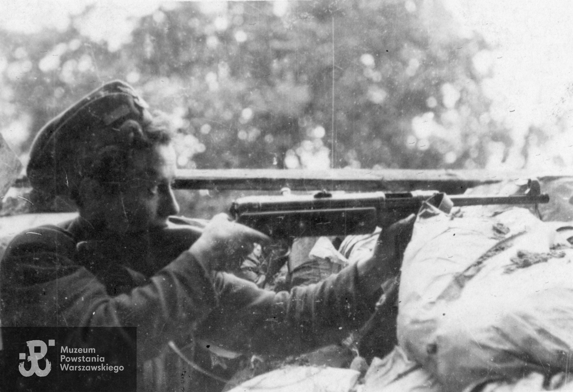 Fotografia z Powstania Warszawskiego, Śródmieście Południe. Adam Zbigniew Domański na barykadzie w rejonie ul. Piusa XI i Alej Ujazdowskich. Fotografia pochodzi ze spuścizny po Adamie Zbigniewie Domańskim, udostępniła p. Zofia Elżbieta Grzebalska z d. Domańska, córka Powstańca. Skany wykonano w Muzeum Powstania Warszawskiego w lutym 2024 r. 