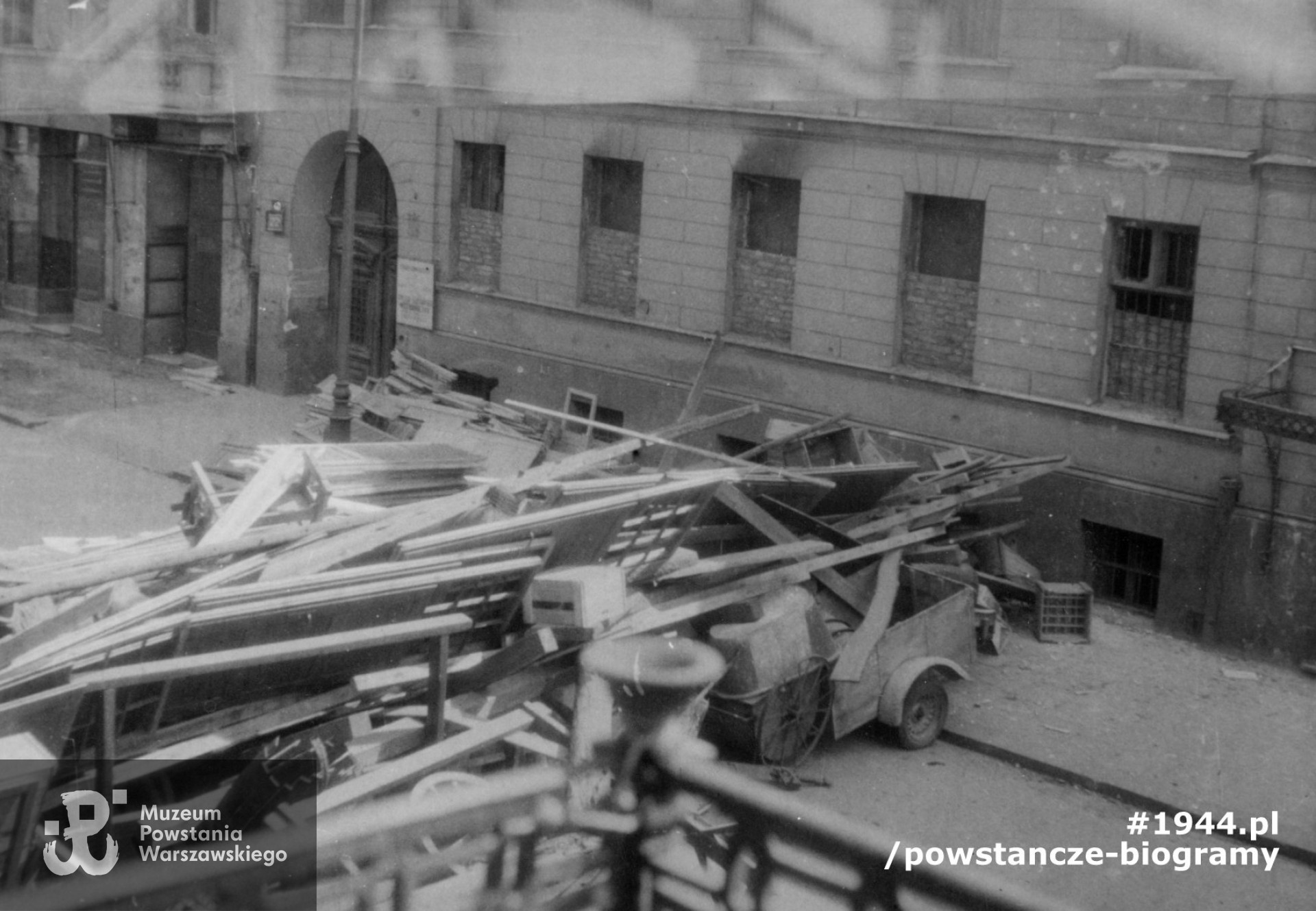 Fotografia przedstawiająca jedną w powstańczych barykad - ze zbiorów Stanisława Juliana Chmielowskiego ps. "Tadeusz". Miejsce nieustalone. Fot. ze zbiorów rodzinnych, na potrzeby biogramu udostępniła p. Anna Chmielowska - Łachwa