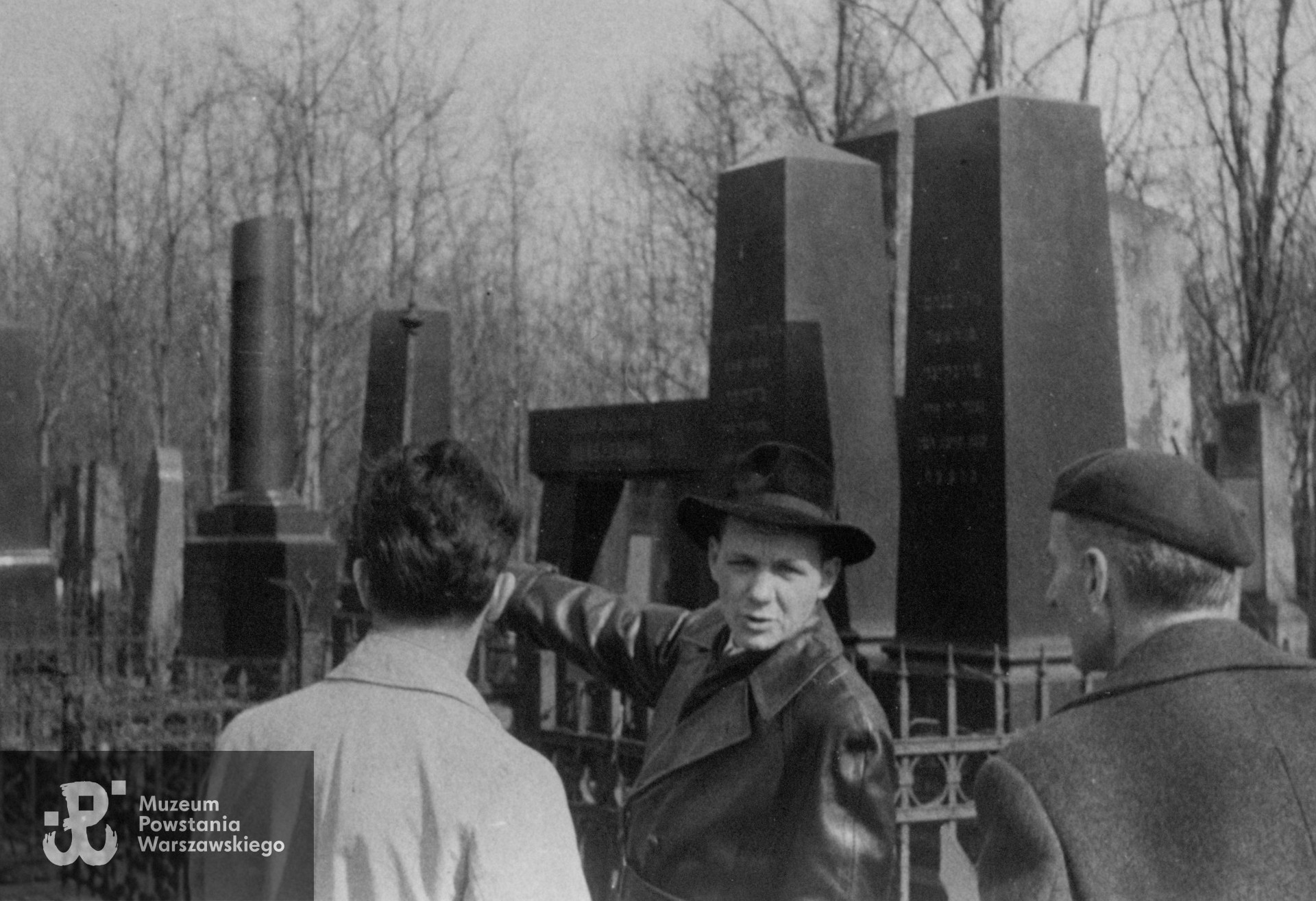 Spotkanie byłych żołnierzy batalionu Zośka na Cmentarzu Żydowskim w Warszawie przy ul. Okopowej, 1963 rok.  Jerzy Zalewski ps. Strzała widoczny w środku kadru.  Fot. ze zbiorów rodzinnych p. Ryszarda Zalewskiego. Skany wykonano w Muzeum Powstania Warszawskiego, 10/2025.